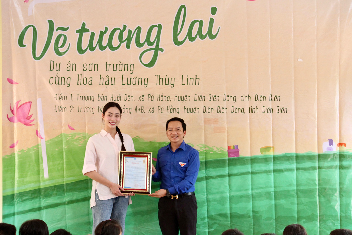 Anh Mùa Chiến Thắng - Phó Bí thư thường trực Tỉnh Đoàn Điện Biên trao tặng bằng khen và thư cảm ơn cho Hoa hậu Lương Thuỳ Linh