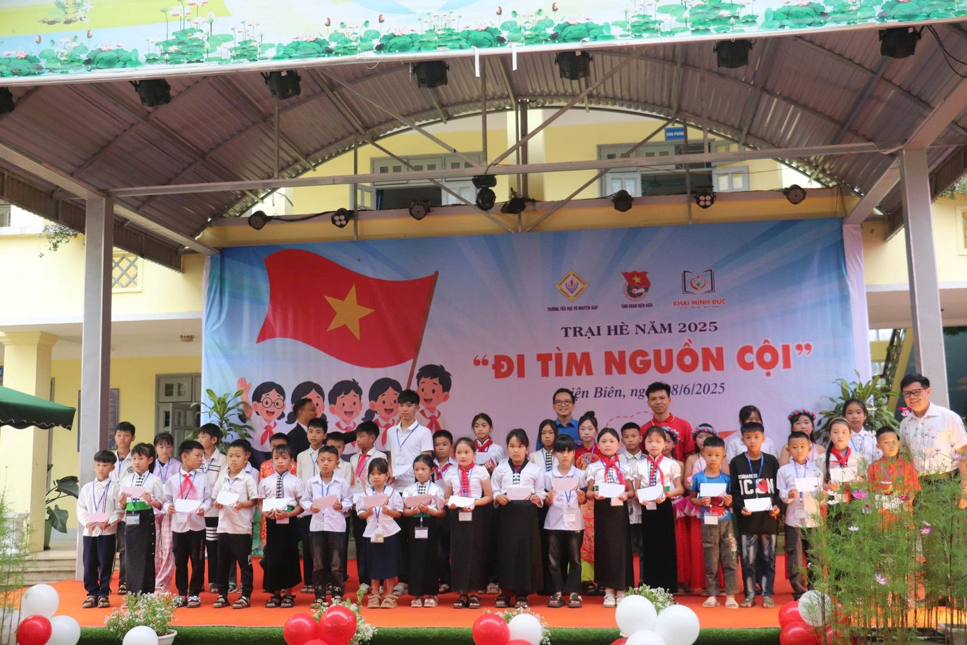 Trại hè có sự tham gia của 500 em học sinh tiểu học và hơn 100 giáo viên, đoàn viên và tình nguyện viên. Trại hè có sự tham gia của 500 em học sinh tiểu học và hơn 100 giáo viên, đoàn viên và tình nguyện viên.