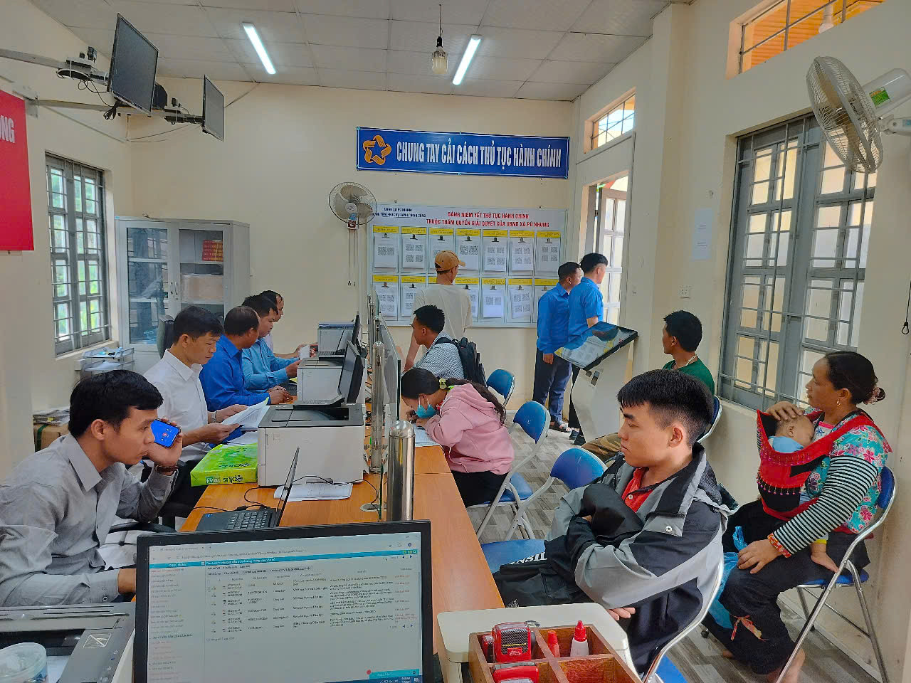 Cán bộ Đoàn phối hợp với công chức bộ phận một cửa để tiếp nhận phản ánh, kiến nghị của người dân trong quá trình thực hiện dịch vụ công.