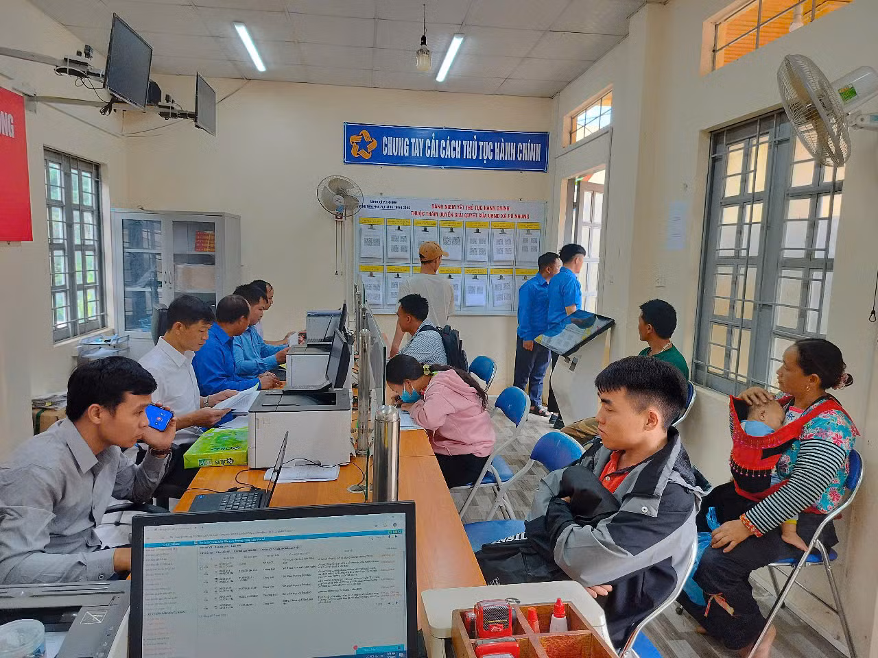 Cán bộ Đoàn phối hợp với công chức bộ phận một cửa để tiếp nhận phản ánh, kiến nghị của người dân trong quá trình thực hiện dịch vụ công.
