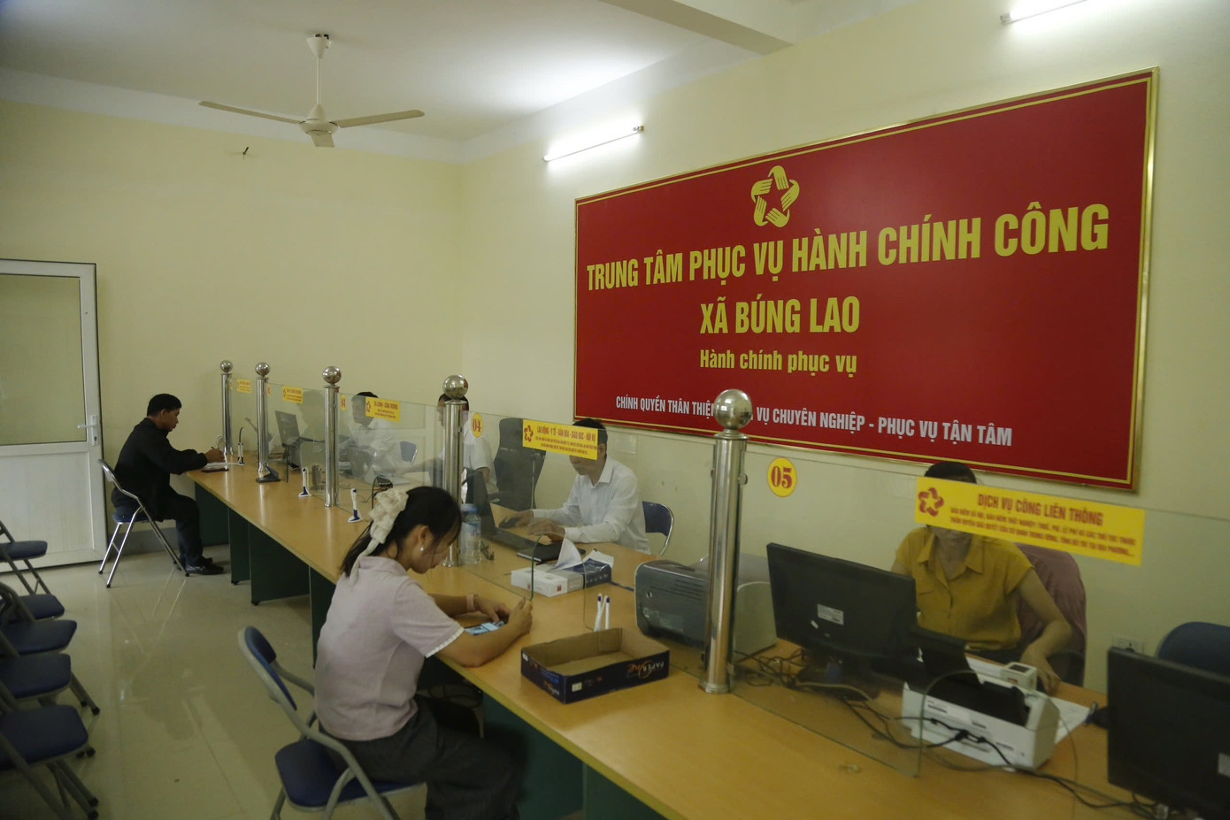 Người dân xã Búng Lao đến trụ sở UBND xã làm thủ tục hành chính trong ngày đầu sau sáp nhập. Người dân xã Búng Lao đến trụ sở UBND xã làm thủ tục hành chính trong ngày đầu sau sáp nhập.