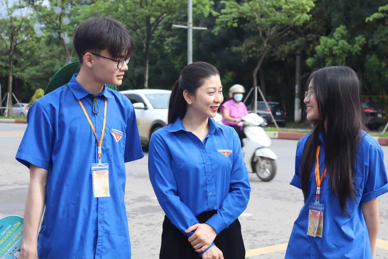 Chị Cầm Thị Huyền Trang - Bí thư Tỉnh Đoàn Sơn La đã trực tiếp đến thăm, động viên các đội hình tình nguyện. Chị Cầm Thị Huyền Trang - Bí thư Tỉnh Đoàn Sơn La đã trực tiếp đến thăm, động viên các đội hình tình nguyện.