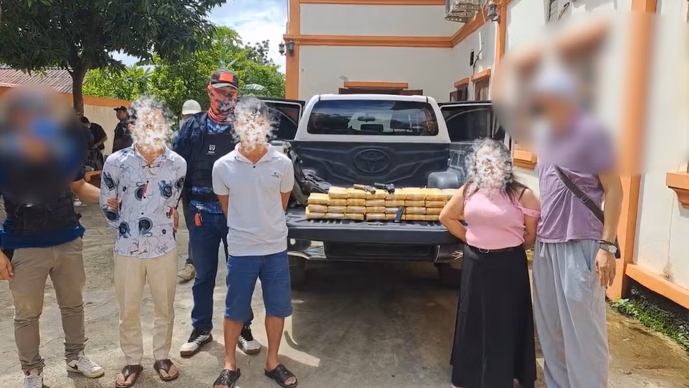 Một số đối tượng cùng tang vật.