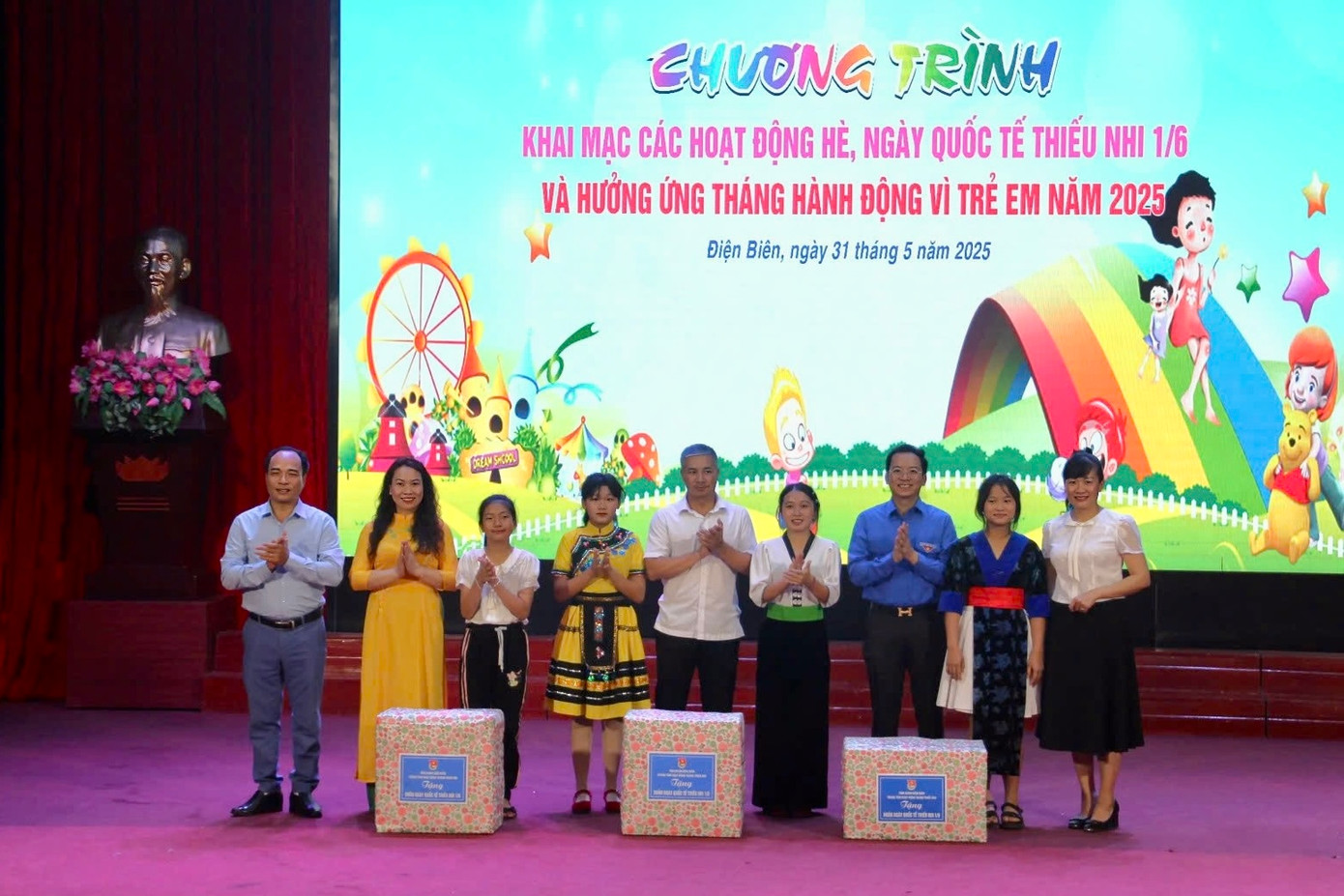 Lãnh đạo Tỉnh Đoàn, Hội đồng Đội tỉnh và Trung tâm Hoạt động Thanh thiếu nhi tỉnh tặng quà cho các em tại Cơ sở Bảo trợ xã hội tỉnh, Trung tâm Hỗ trợ phát triển giáo dục hòa nhập tỉnh và Làng trẻ em SOS Điện Biên Phủ.