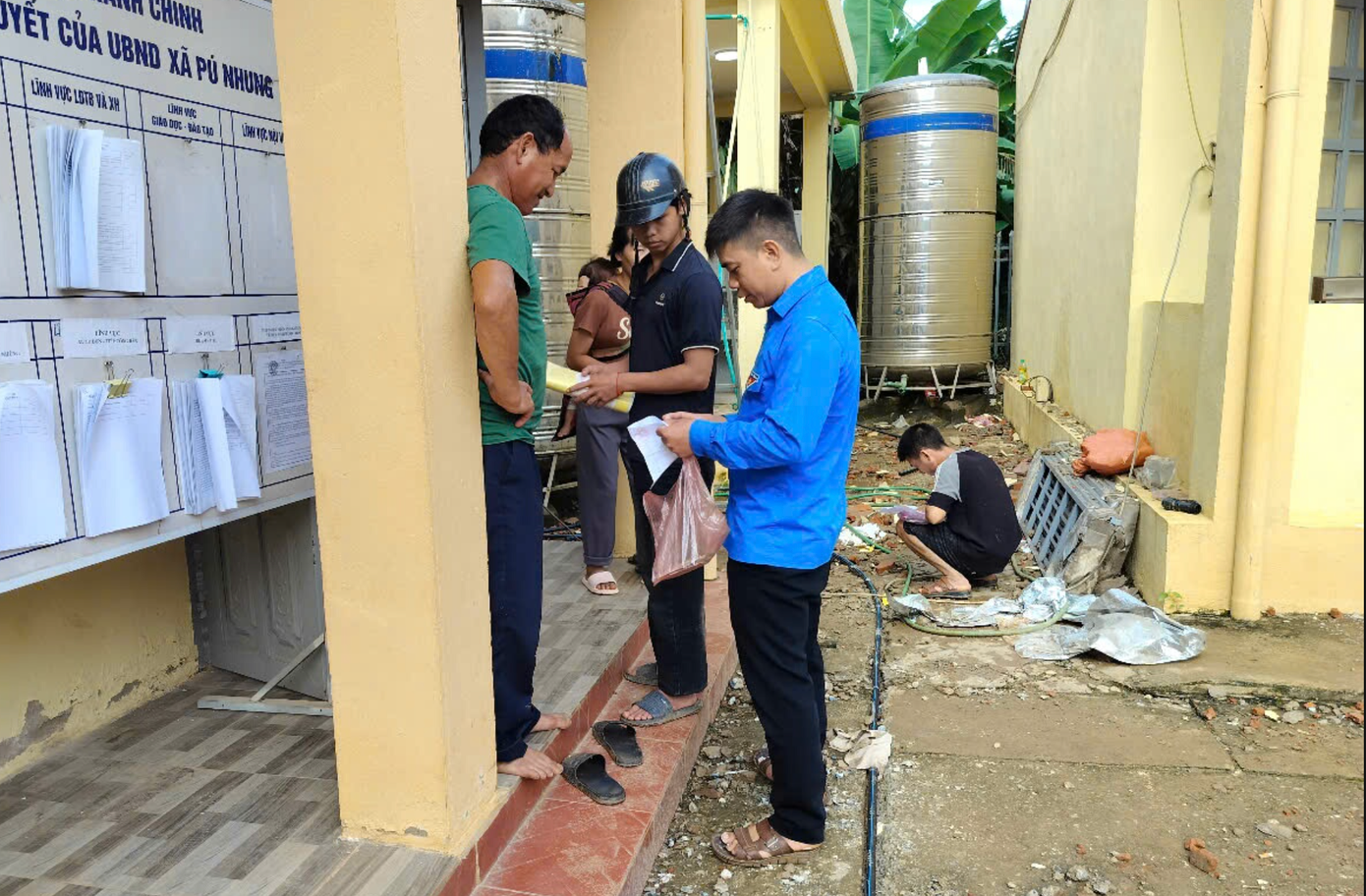 Ngay từ sáng sớm, các đội hình tình nguyện của xã Pú Nhung đã có mặt, chuẩn bị thiết bị, tài liệu hướng dẫn để sẵn sàng đồng hành cùng người dân.