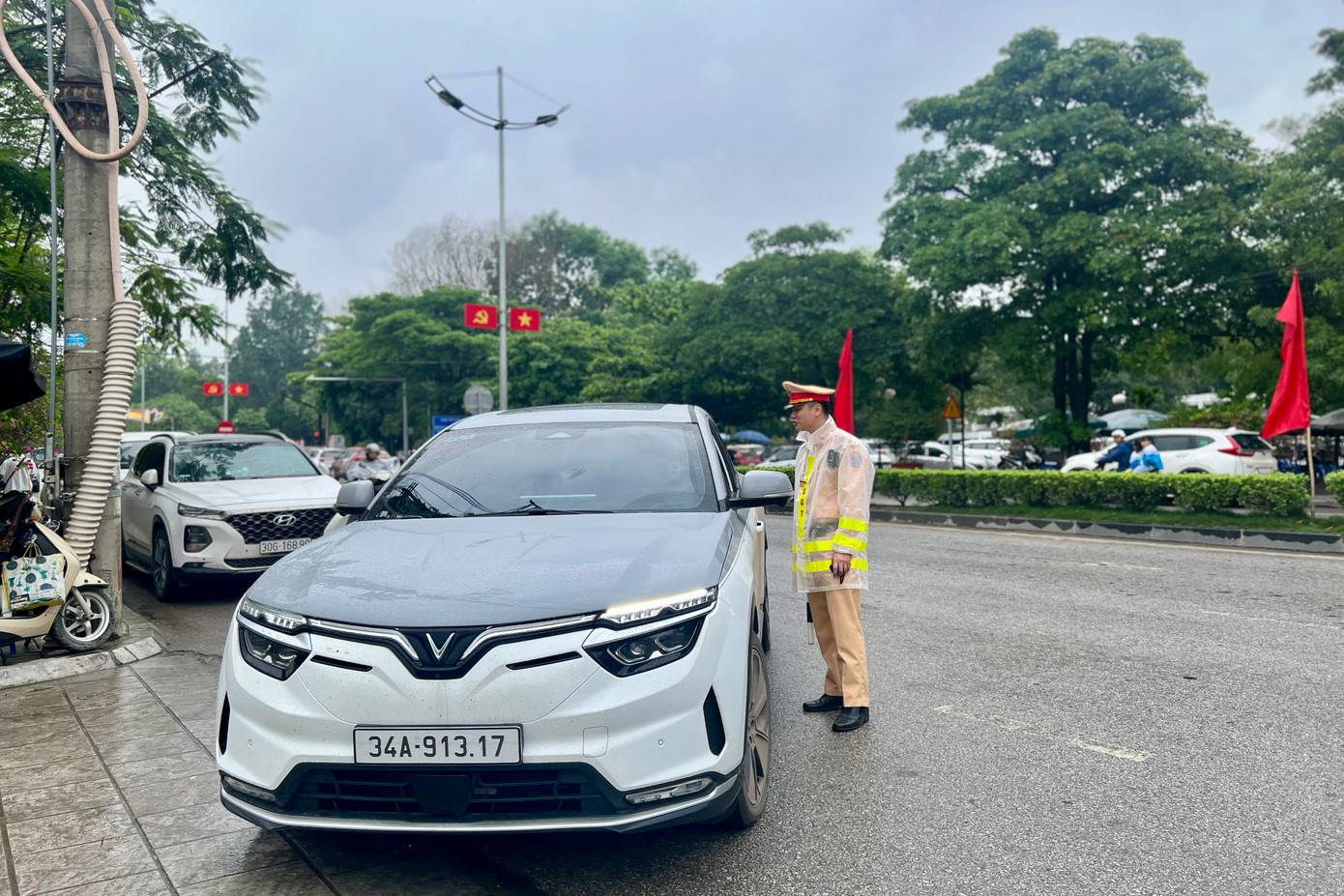 Lực lượng Cảnh sát giao thông có mặt từ sớm để điều phối, phân luồng phương tiện ở cổng các di tích Chiến thắng Điện Biên Phủ.