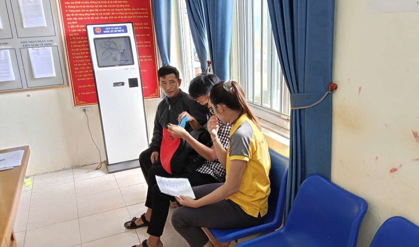 Người dân chờ làm thủ tục hành chính