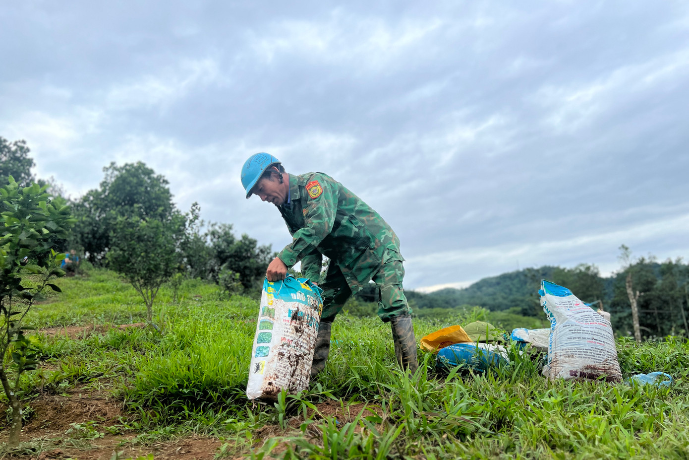 Ông Huấn luôn lựa chọn những loại phân bón tốt nhất cho cây.