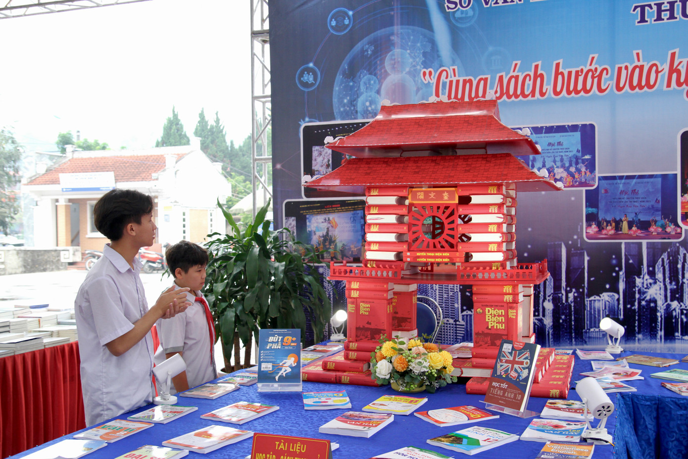 Ngày hội diễn ra các hoạt động nổi bật, trong đó có hoạt động xếp sách nghệ thuật. Ngày hội diễn ra các hoạt động nổi bật, trong đó có hoạt động xếp sách nghệ thuật.