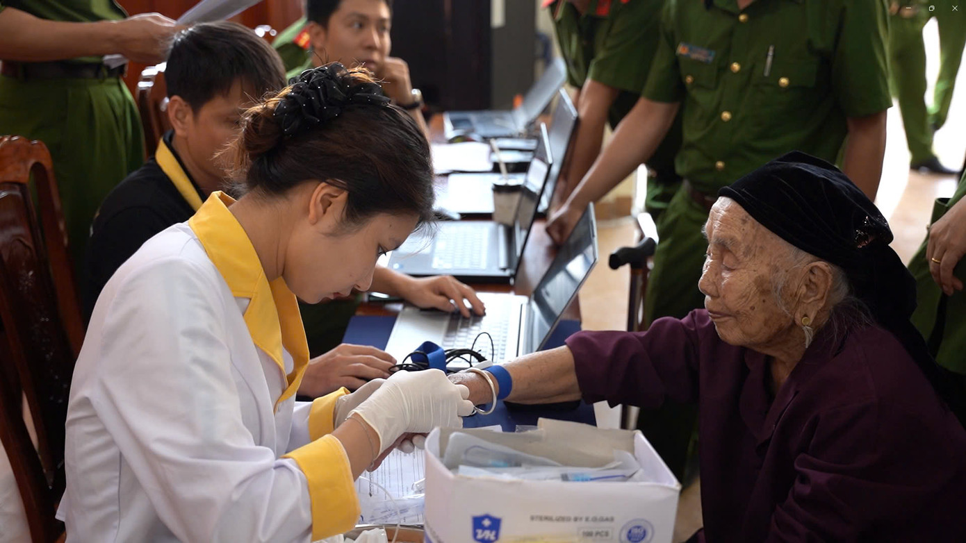 Nhân viên công ty GeneStory lấy mẫu ADN cho thân nhân liệt sĩ chưa xác định danh tính