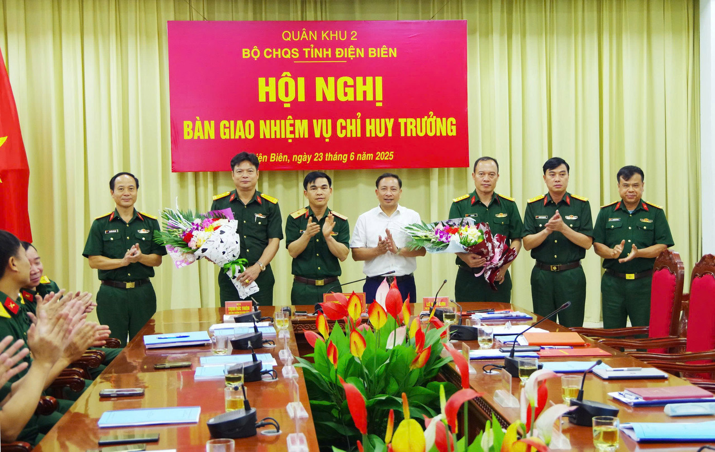 Thiếu tướng Nguyễn Văn Xuân tặng hoa chúc mừng Đại tá Lê Văn Sơn và Đại tá Trịnh Đức Thiệm. Ảnh: Đức Hạnh