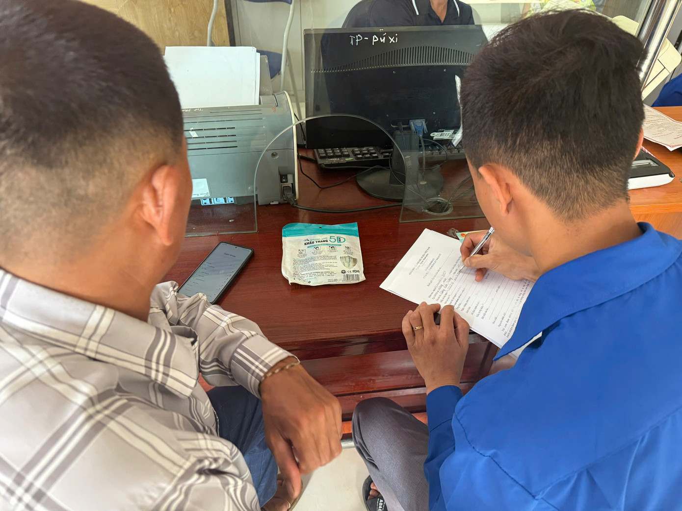 Nhiều người dân sau khi được hướng dẫn đã tự tin thực hiện thủ tục lần hai mà không cần hỗ trợ.