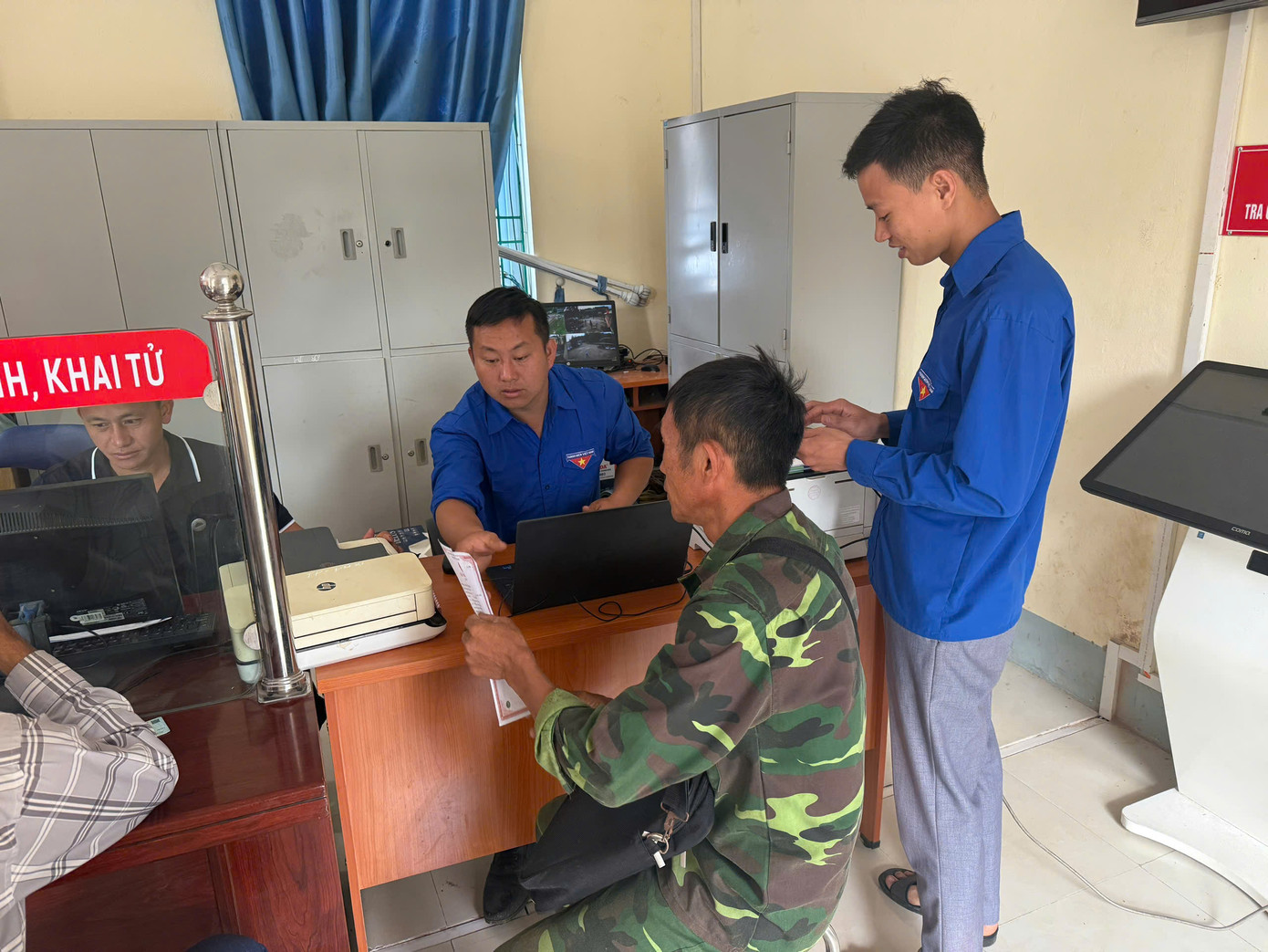 Không khí làm việc tại Trung tâm hành chính công tại xã Mường Chà sôi nổi hơn nhờ sự xuất hiện của màu áo xanh tình nguyện.