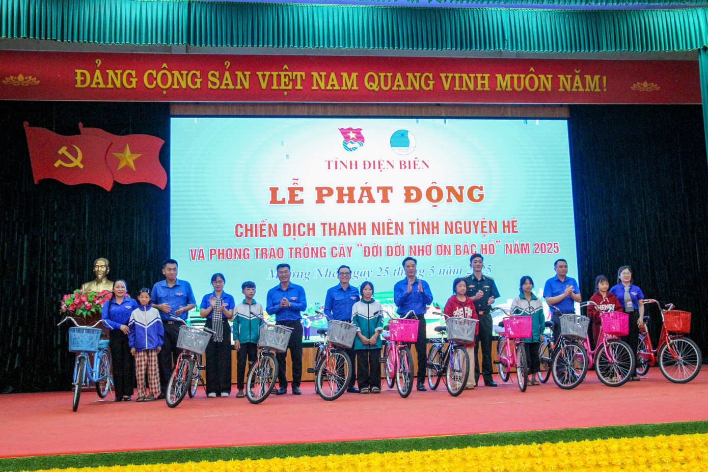 Các em học sinh nhận xe đạp từ chương trình “Tiếp bước đến trường” trong khuôn khổ chiến dịch hè 2025.