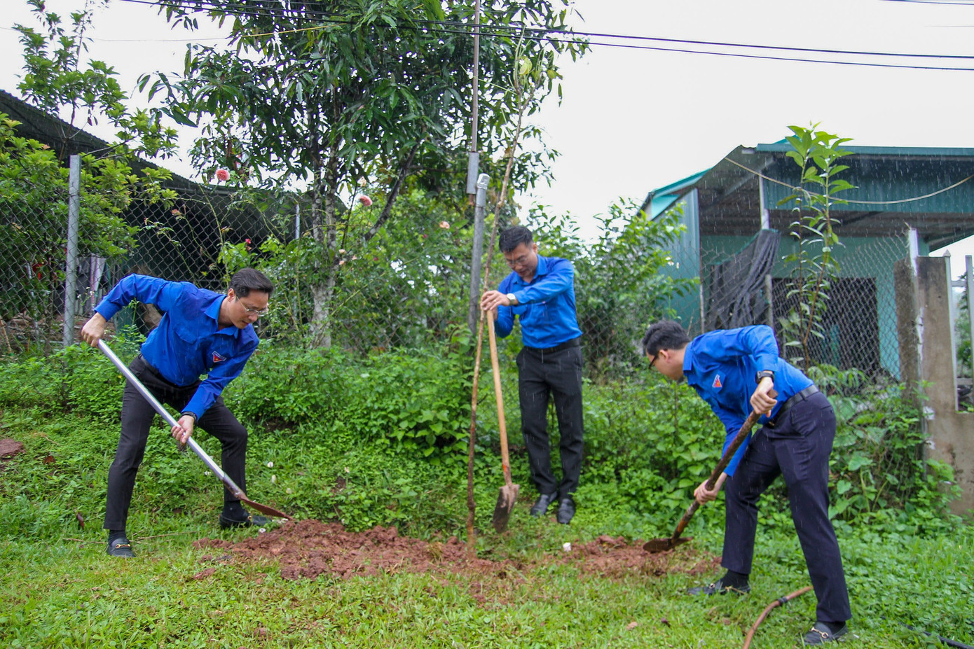 Lãnh đạo Tỉnh Đoàn Điện Biên phát động phong trào trồng cây “Đời đời nhớ ơn Bác Hồ” tại xã Leng Su Sìn.