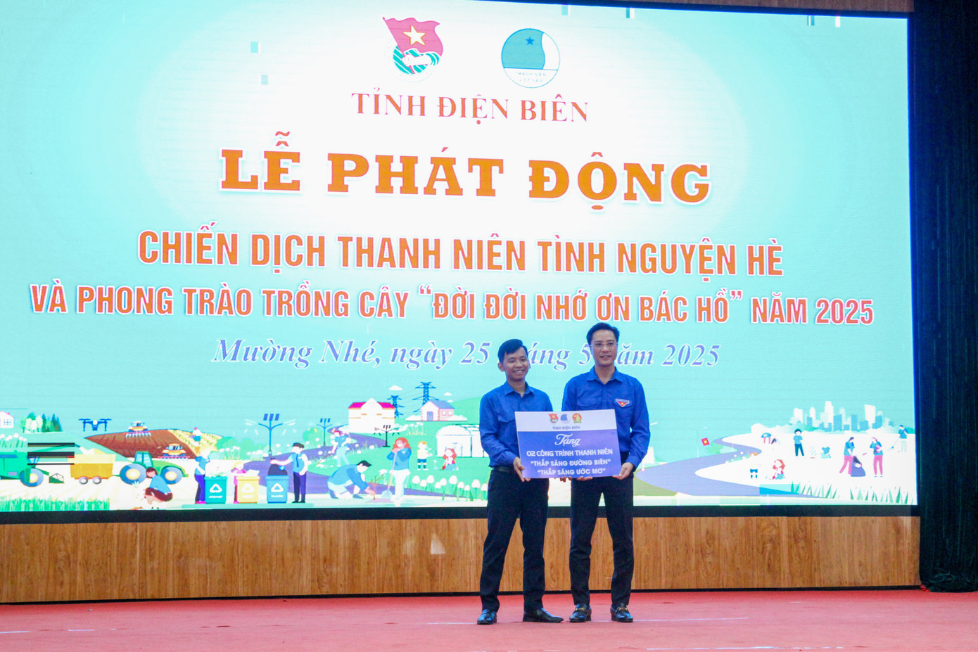 Lãnh đạo Tỉnh Đoàn Điện Biên trao tặng công trình thanh niên cho huyện Mường Nhé.