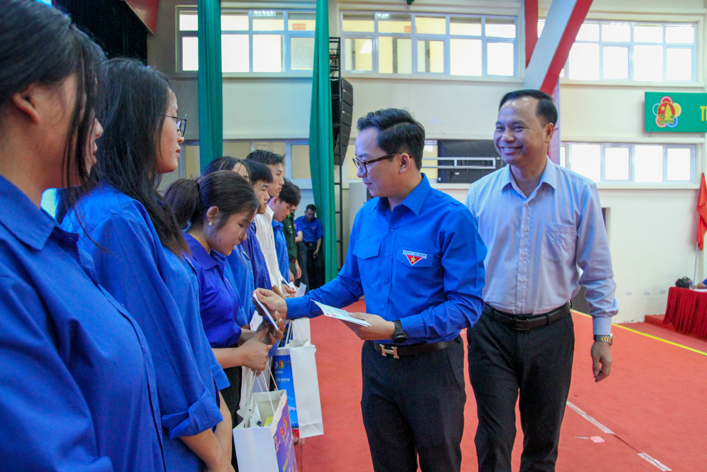 Đồng chí Mùa Chiến Thắng tặng quà các em học sinh có hoàn cảnh khó khăn.