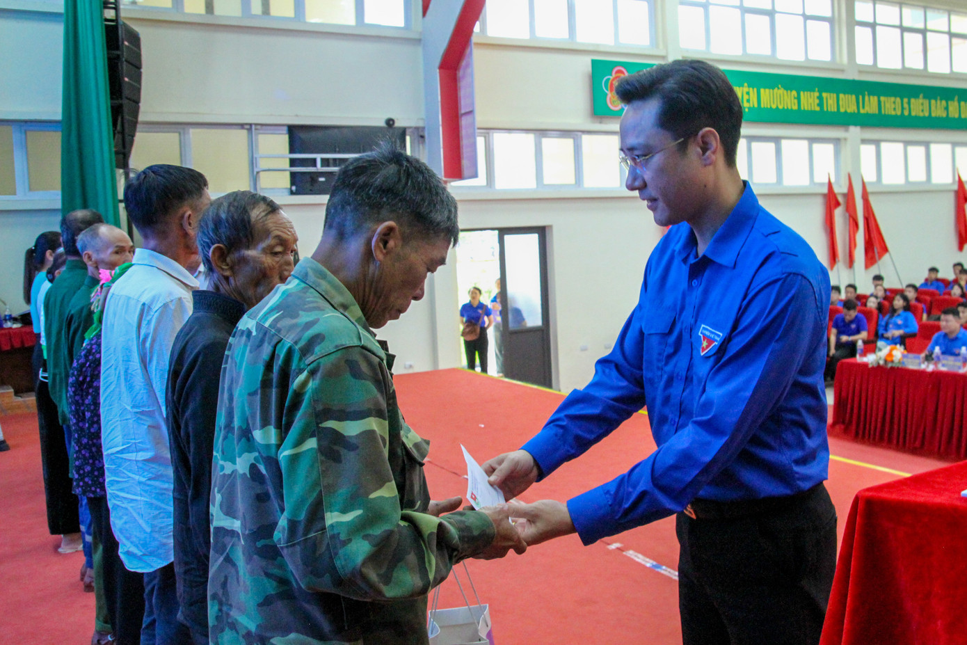 Đồng chí Đặng Thành Huy tặng quà các gia đình chính sách trên địa bàn huyện Mường Nhé.