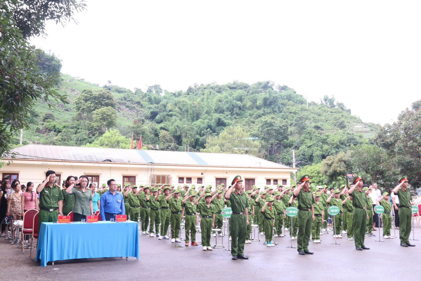 Gần 100 chiến sĩ nhí chính thức bước vào khóa II chương trình trải nghiệm. Gần 100 chiến sĩ nhí chính thức bước vào khóa II chương trình trải nghiệm.