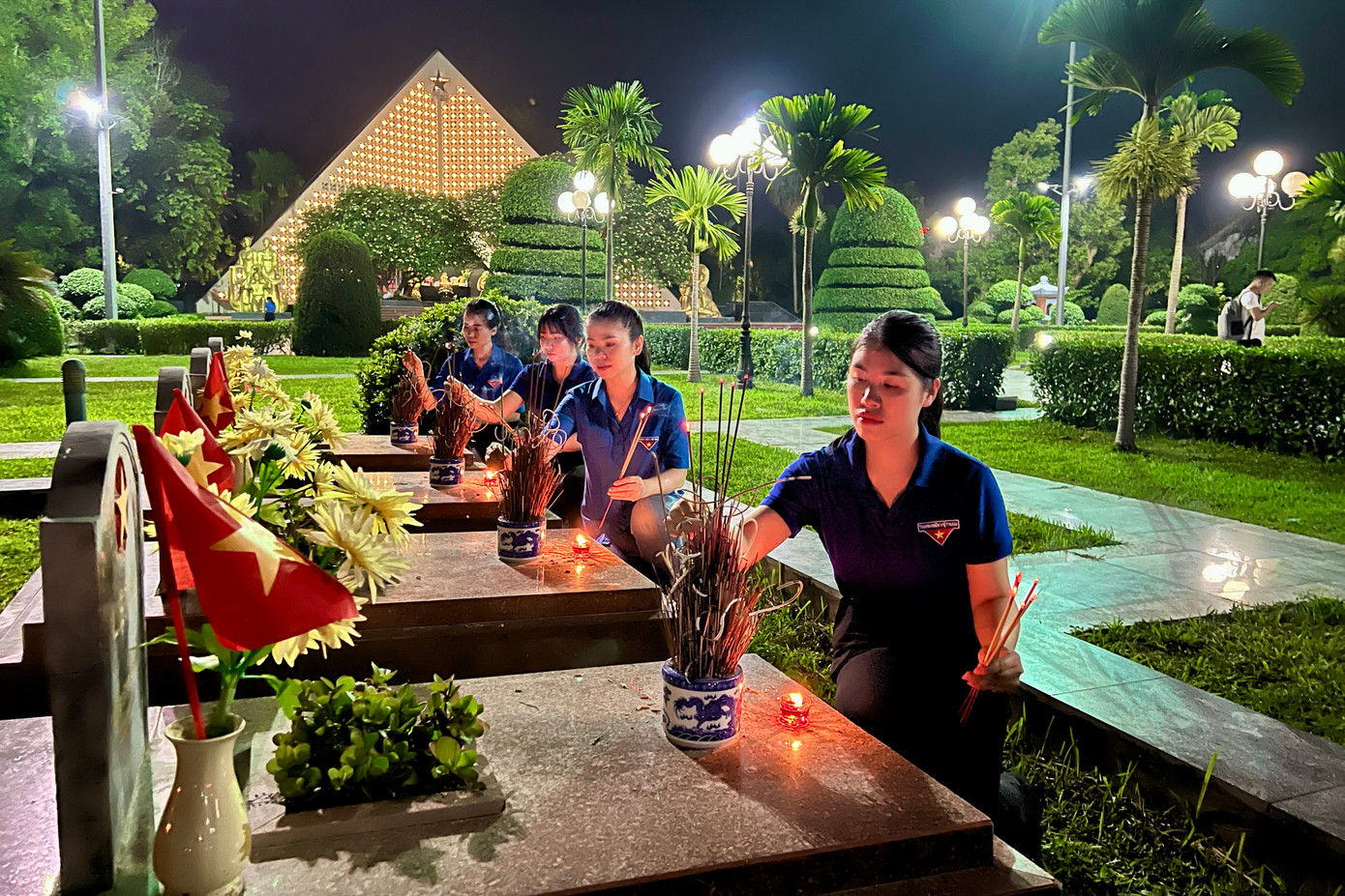 Hàng trăm ngọn nến lung linh thắp sáng nghĩa trang trong đêm nhắc nhớ về một thời máu lửa và bất khuất.