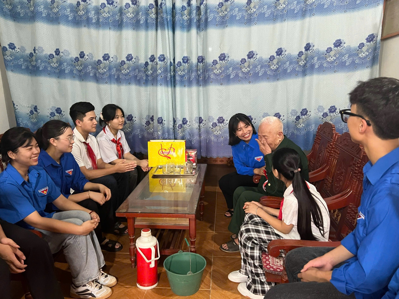 Chị Nguyễn Thị Ngọc cùng các đoàn viên tới thăm hỏi cựu chiến binh trên địa bàn huyện Mường Ảng.