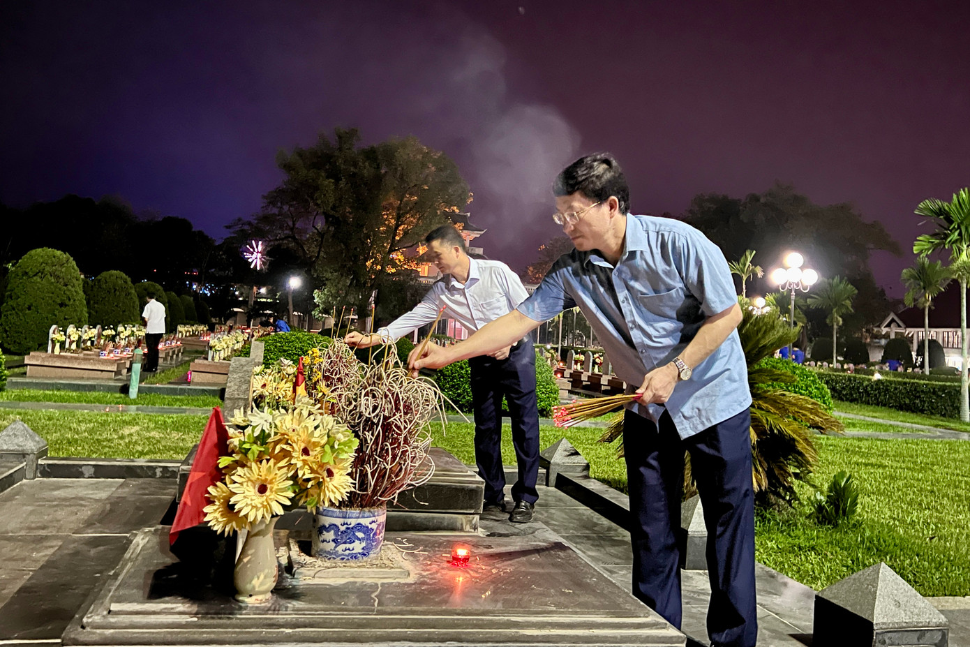 Đồng chí Mùa A Vàng thắp hương tại phần mộ liệt sĩ.