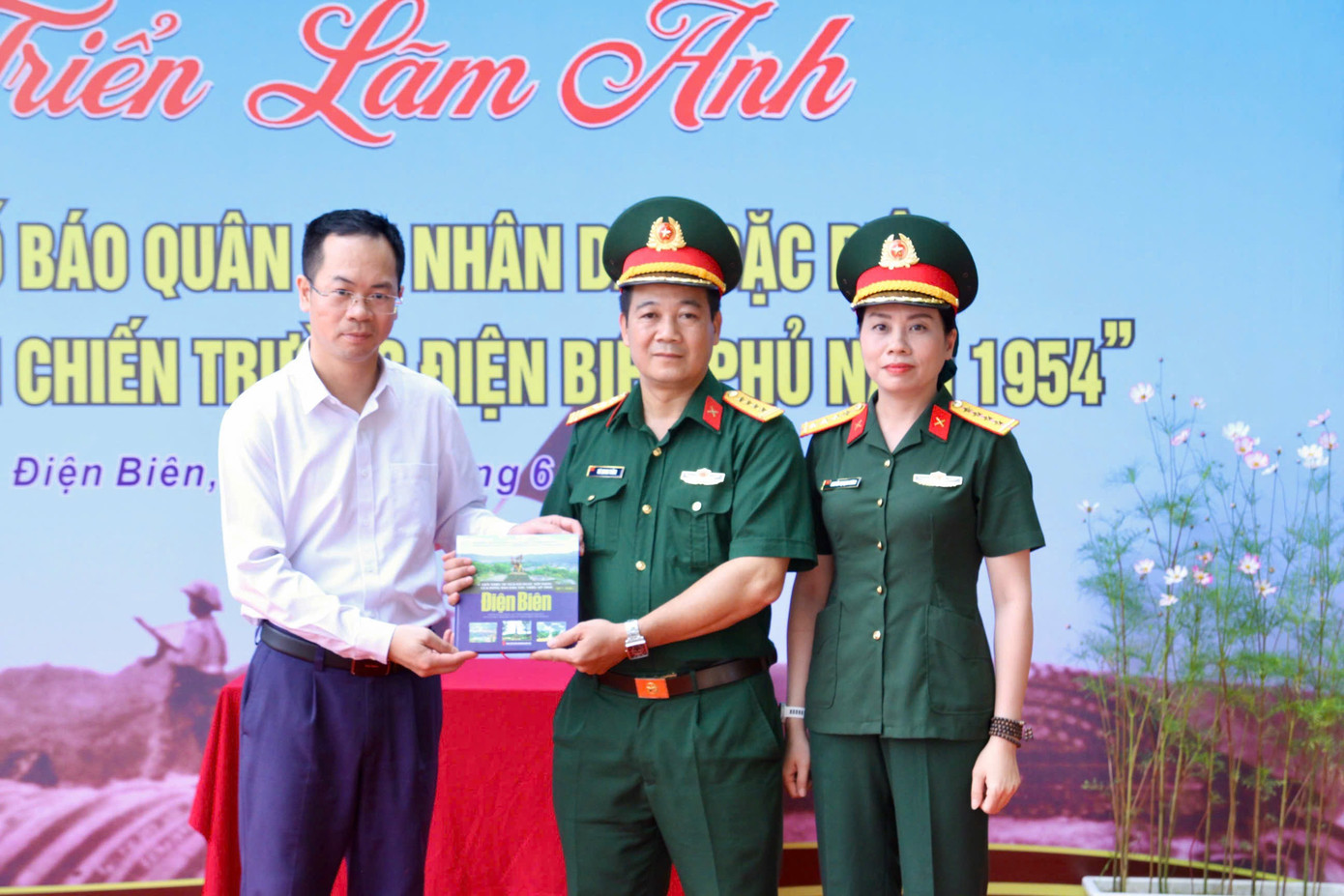 Đại diện Sở Văn hoá, Thể thao và Du lịch tỉnh tặng quà kỉ niệm cho Báo Quân đội Nhân dân.