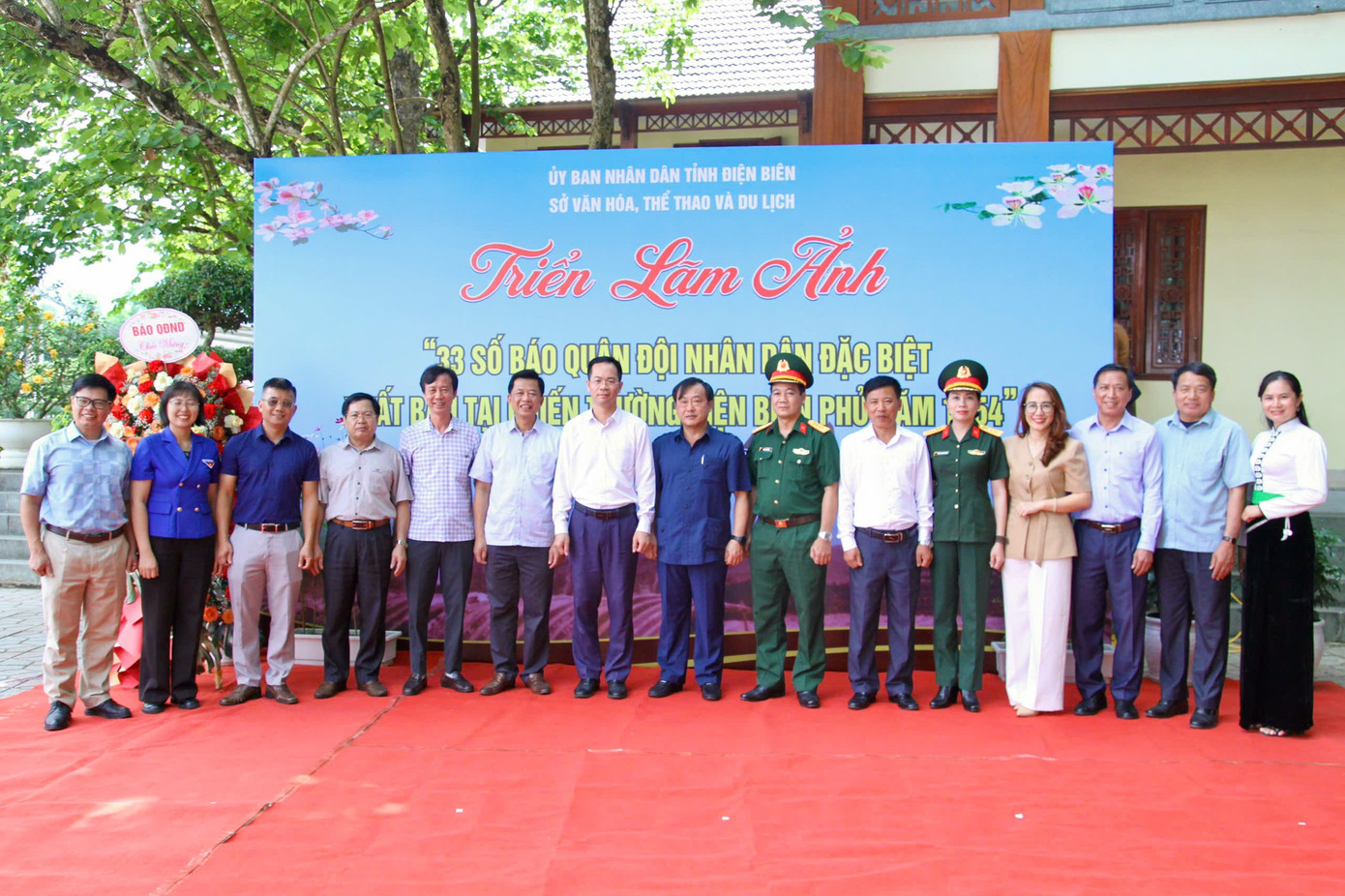 Các đại biểu chụp ảnh kỉ niệm tại Triển lãm "33 số báo Quân đội Nhân dân đặc biệt xuất bản tại Chiến trường Điện Biên Phủ năm 1954.