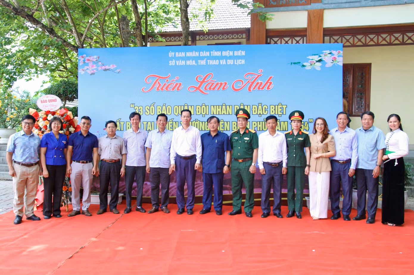 Các đại biểu chụp ảnh kỉ niệm tại Triển lãm "33 số báo Quân đội Nhân dân đặc biệt xuất bản tại Chiến trường Điện Biên Phủ năm 1954.