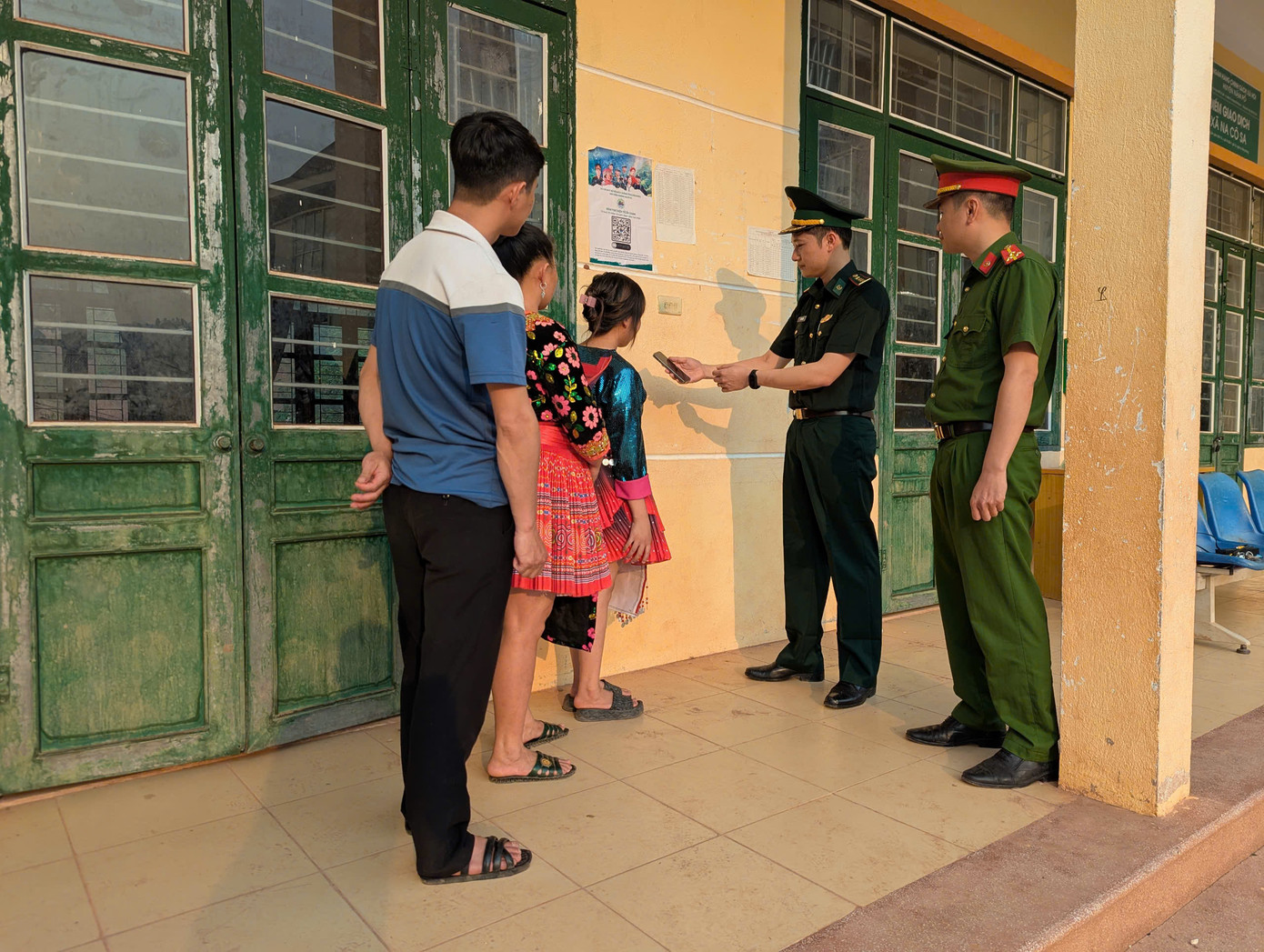 Cán bộ Đồn Biên phòng Na Cô Sa cùng cán bộ Công an xã hướng dẫn cho người dân cách sử dụng hòm thư. Cán bộ Đồn Biên phòng Na Cô Sa cùng cán bộ Công an xã hướng dẫn cho người dân cách sử dụng hòm thư.