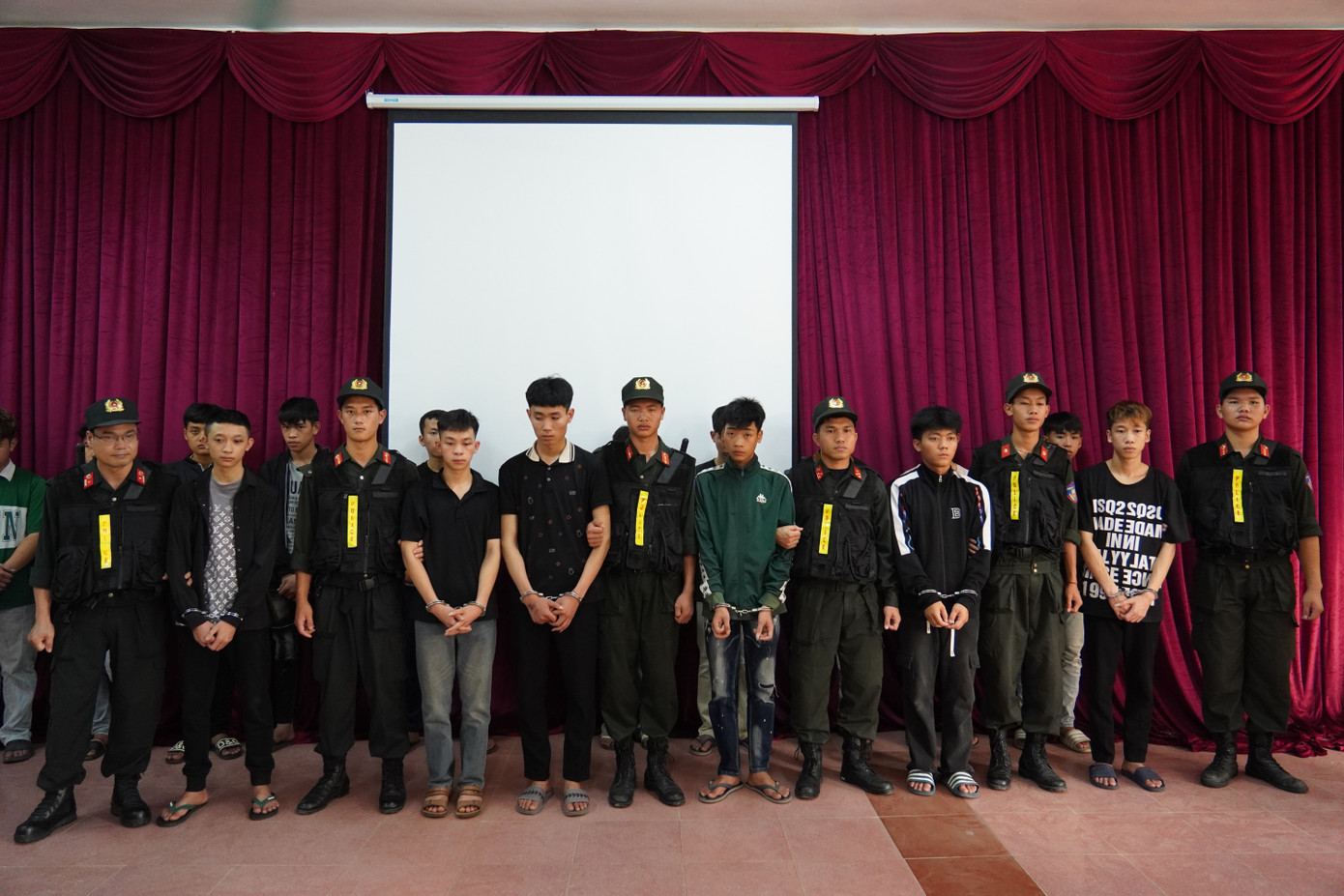 5 trong số 7 bị can bắt để tạm giam.