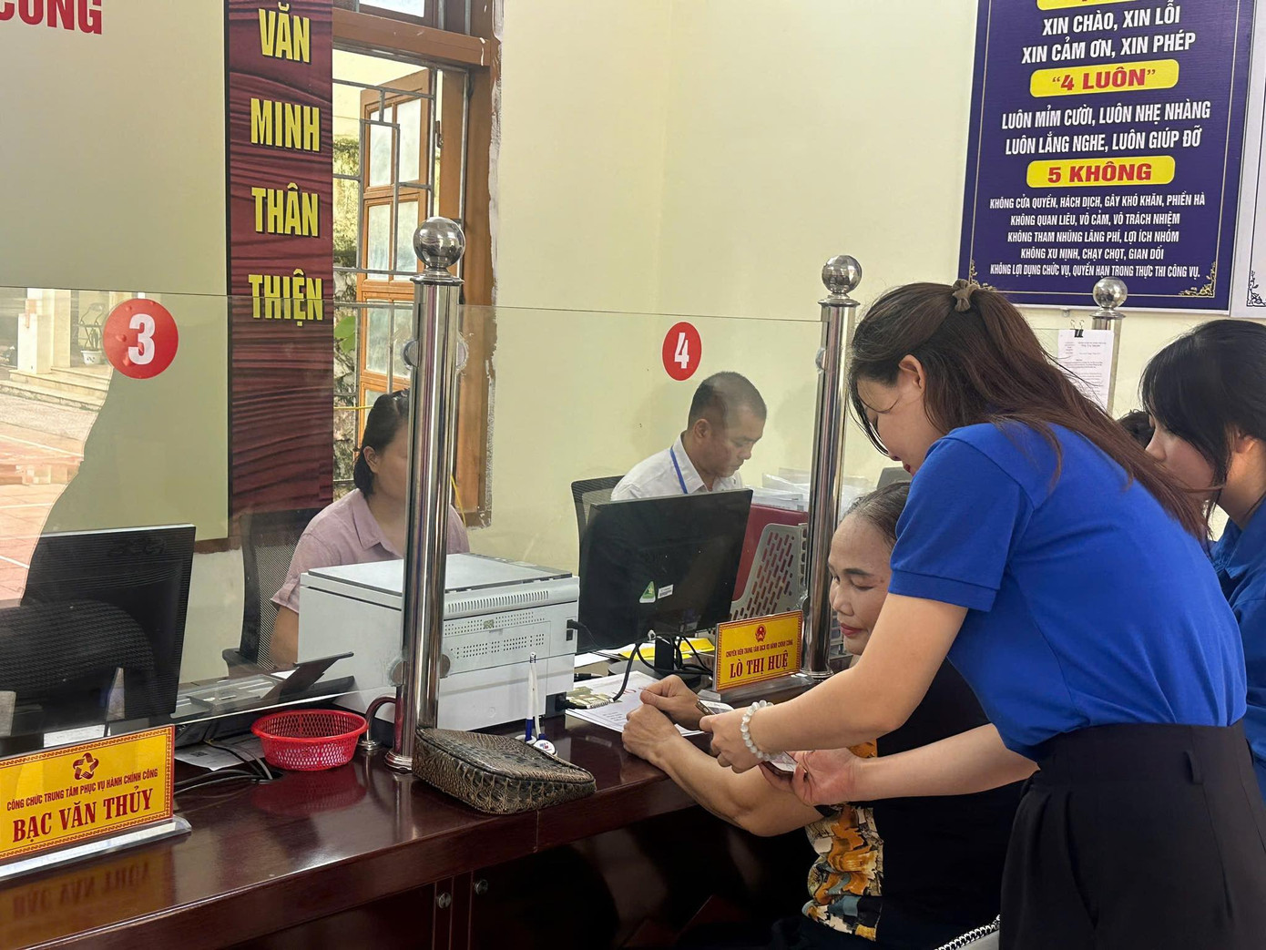 Đoàn viên thanh niên cũng hướng dẫn người dân thực hiện các thủ tục hành chính sau sáp nhập; Hỗ trợ người dân cài đặt, sử dụng ứng dụng VNeID, điều chỉnh thông tin giấy tờ; Hướng dẫn người dân đăng ký giấy tờ, khai báo y tế, bảo hiểm xã hội số, nộp thuế điện tử. Tổ công nghệ số cộng đồng hướng dẫn người dân sử dụng máy tính, điện thoại thông minh, truy cập Internet, mạng xã hội an toàn; Tập huấn kỹ năng số, phổ cập AI cho cán bộ Đoàn, Hội và đoàn viên, hội viên trên địa bàn; Hướng dẫn thanh toán không dùng tiền mặt, mua sắm trực tuyến,…