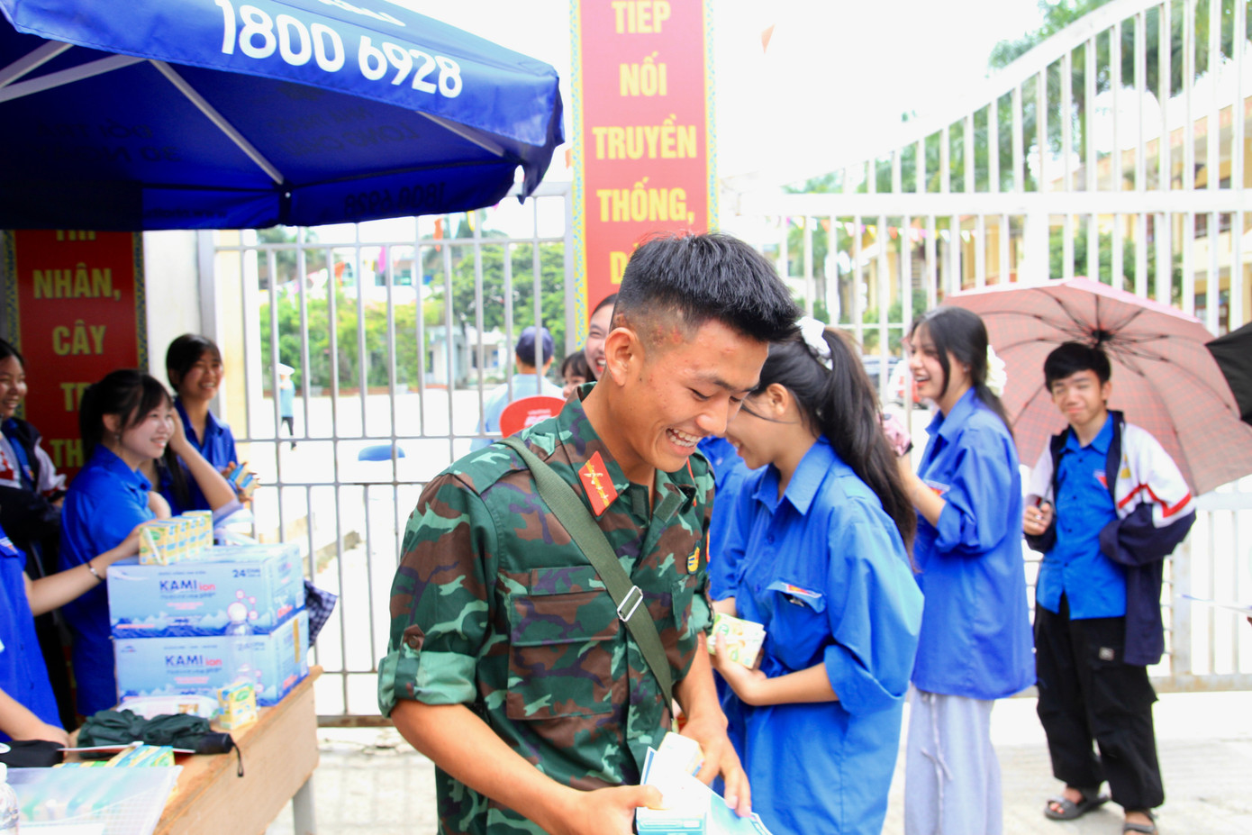 Chiến sĩ Lý Văn Hiếu bước ra khỏi cổng trường thi với một nụ cười tự tin vì làm được bài.