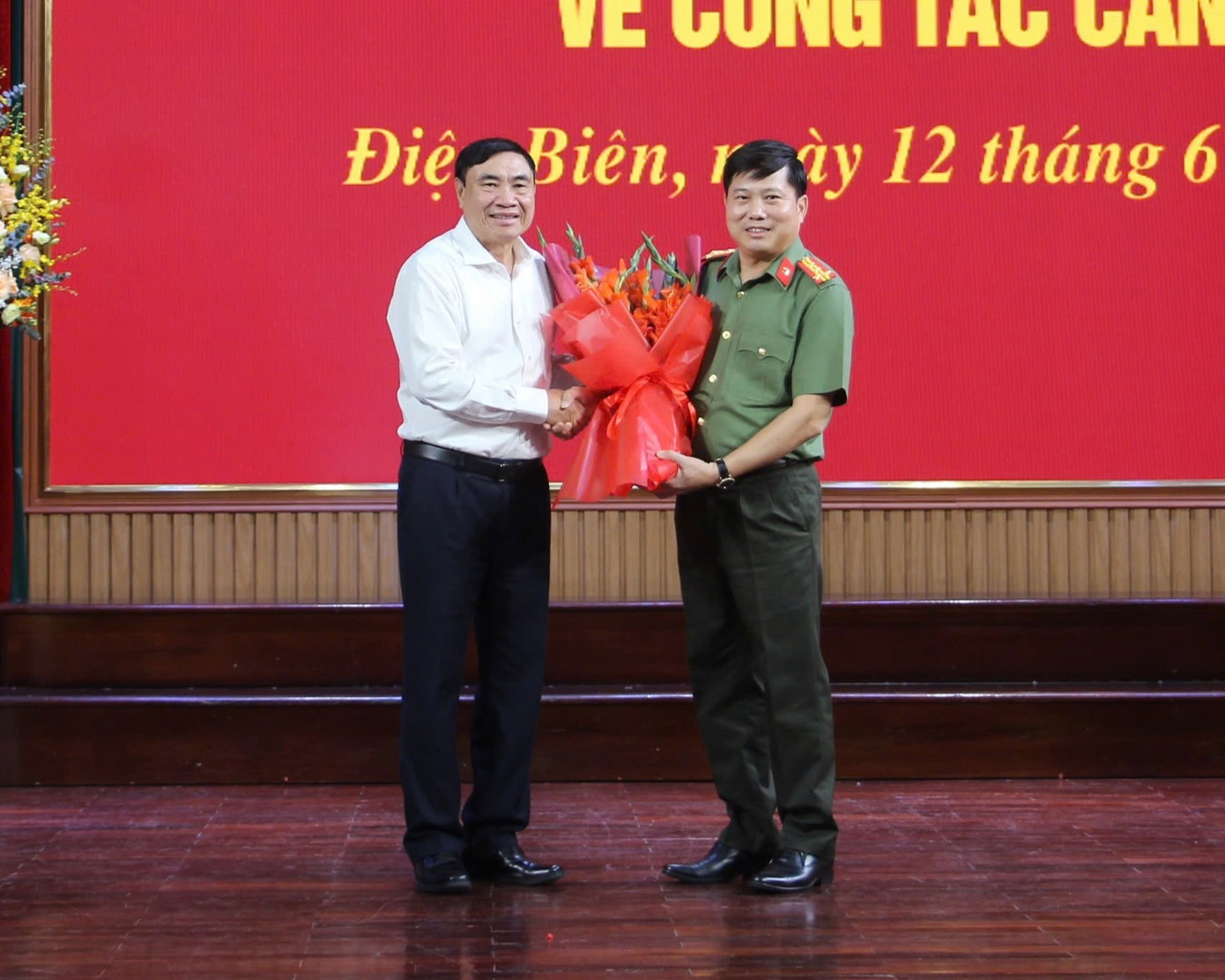 Đồng chí Trần Quốc Cường - Bí thư Tỉnh uỷ tặng hoa chúc mừng Đại tá Vũ Văn Đấu.