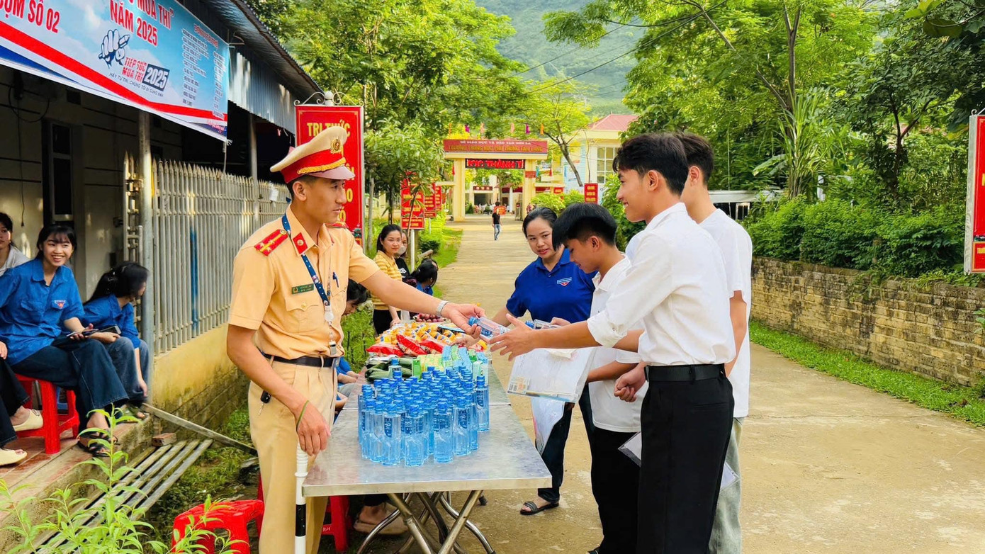 Tuổi trẻ công an Sơn La đồng hành cùng các sĩ tử. Tuổi trẻ công an Sơn La đồng hành cùng các sĩ tử.