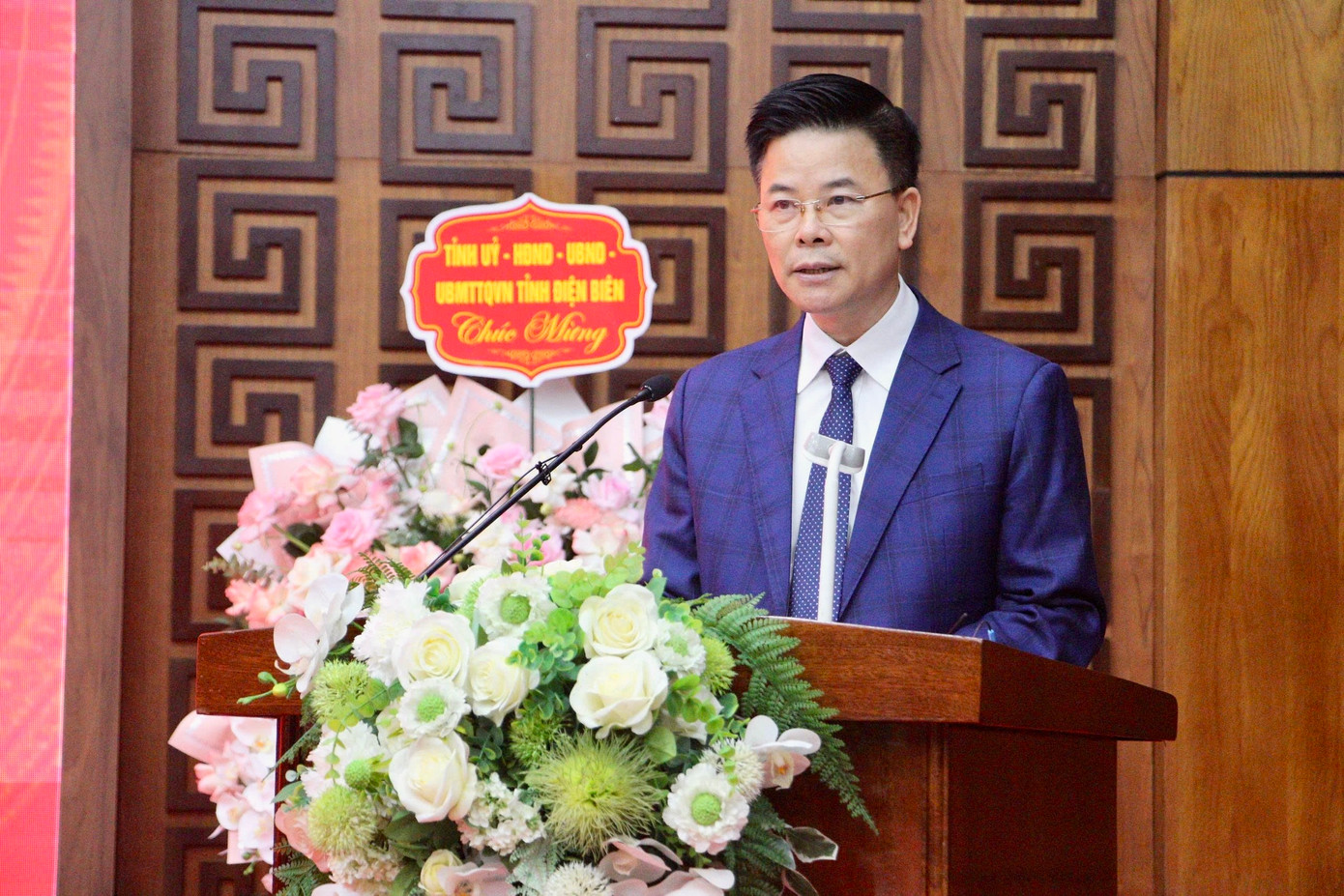 Đồng chí Vũ Văn Thượng - Tổng Biên tập Báo Điện Biên Phủ phát biểu nhận nhiệm vụ.