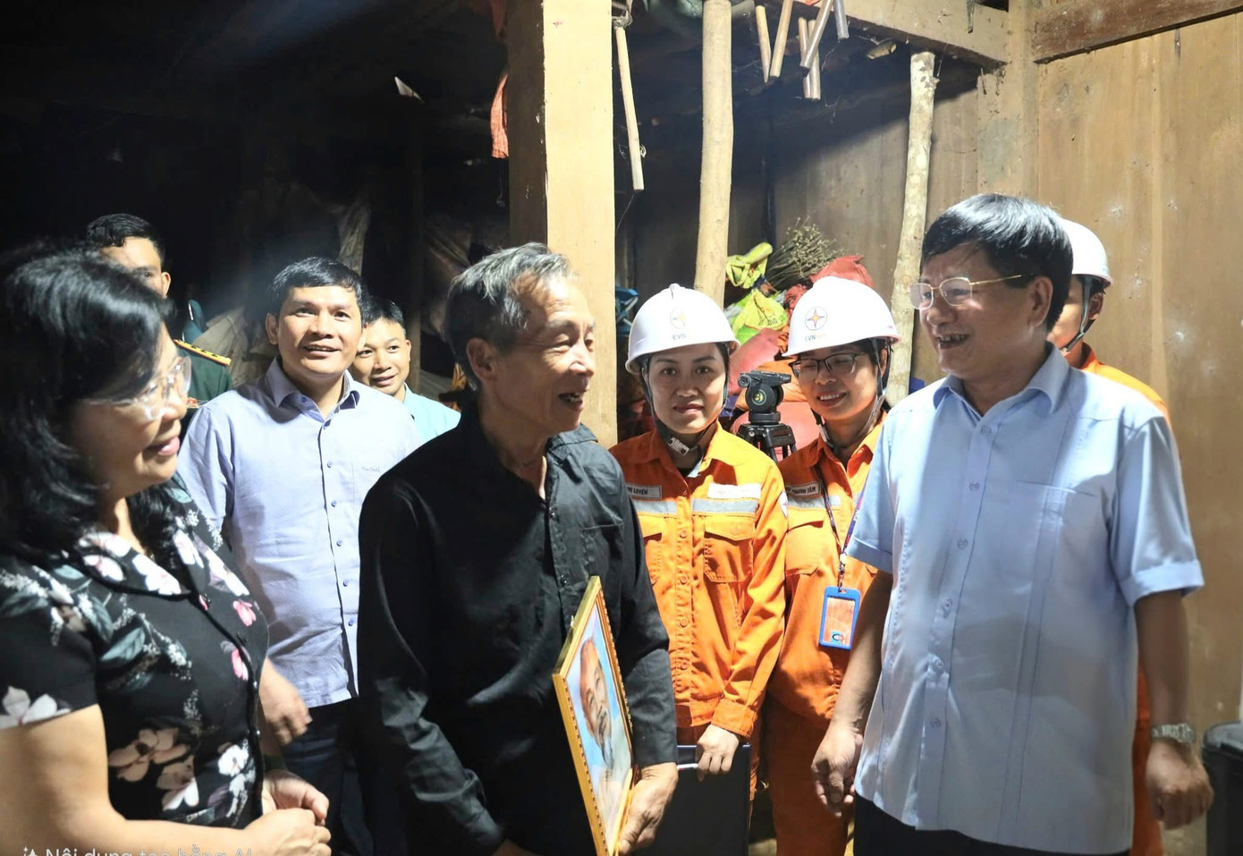 Đồng chí Lê Thành Đô trò chuyện cùng người dân trong ngày đóng điện. Đồng chí Lê Thành Đô trò chuyện cùng người dân trong ngày đóng điện.