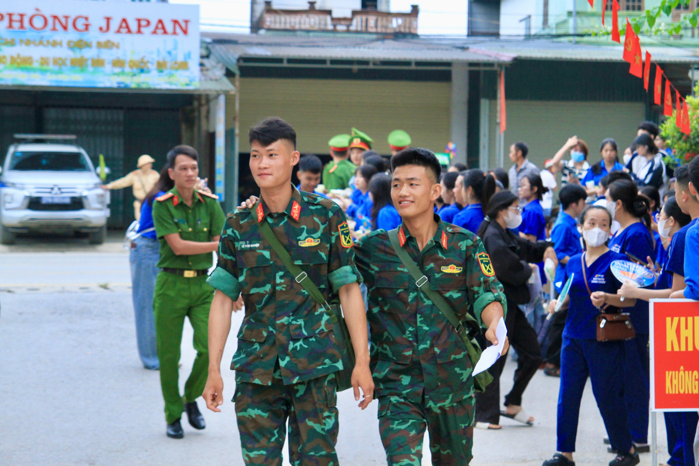 Hiếu và Nghiệp có mặt từ sớm trong buổi thi môn Ngữ Văn 26/6