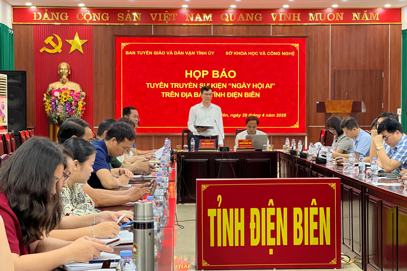 Đồng chí Phạm Thanh Nam - Phó Giám đốc Sở Khoa học và Công nghệ tỉnh, trình bày Thông cáo báo chí sự kiện và thông tin kết quả triển khai Nghị quyết số 57-NQ/TW Đồng chí Phạm Thanh Nam - Phó Giám đốc Sở Khoa học và Công nghệ tỉnh, trình bày Thông cáo báo chí sự kiện và thông tin kết quả triển khai Nghị quyết số 57-NQ/TW