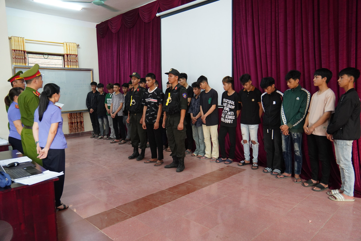 Cơ quan Cảnh sát điều tra Công an tỉnh Điện Biên đọc Quyết định khởi tố vụ án hình sự, khởi tố bị can đối với 18 đối tượng có hành vi gây rối trật tự công cộng.