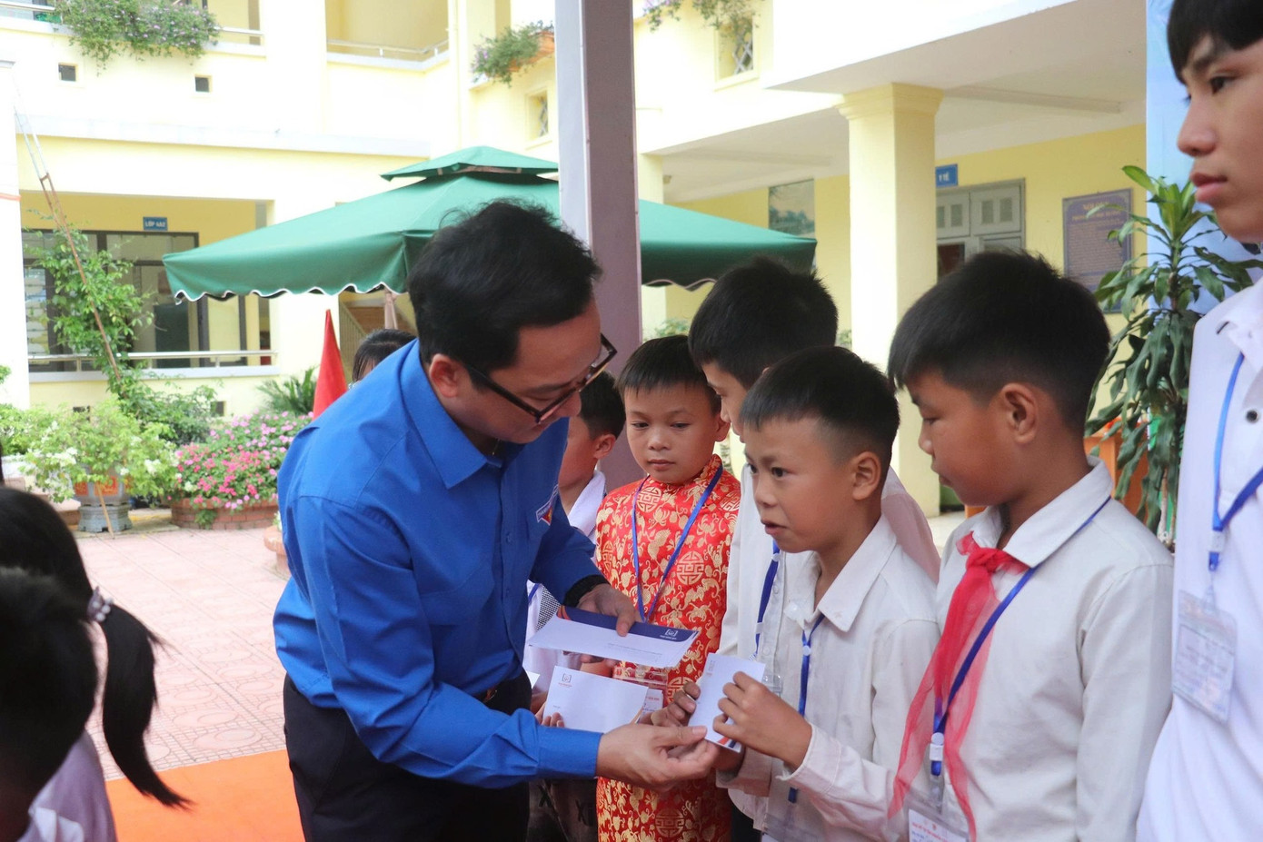 Đồng chí Mùa Chiến Thắng tặng quà cho các em học sinh. Đồng chí Mùa Chiến Thắng tặng quà cho các em học sinh.