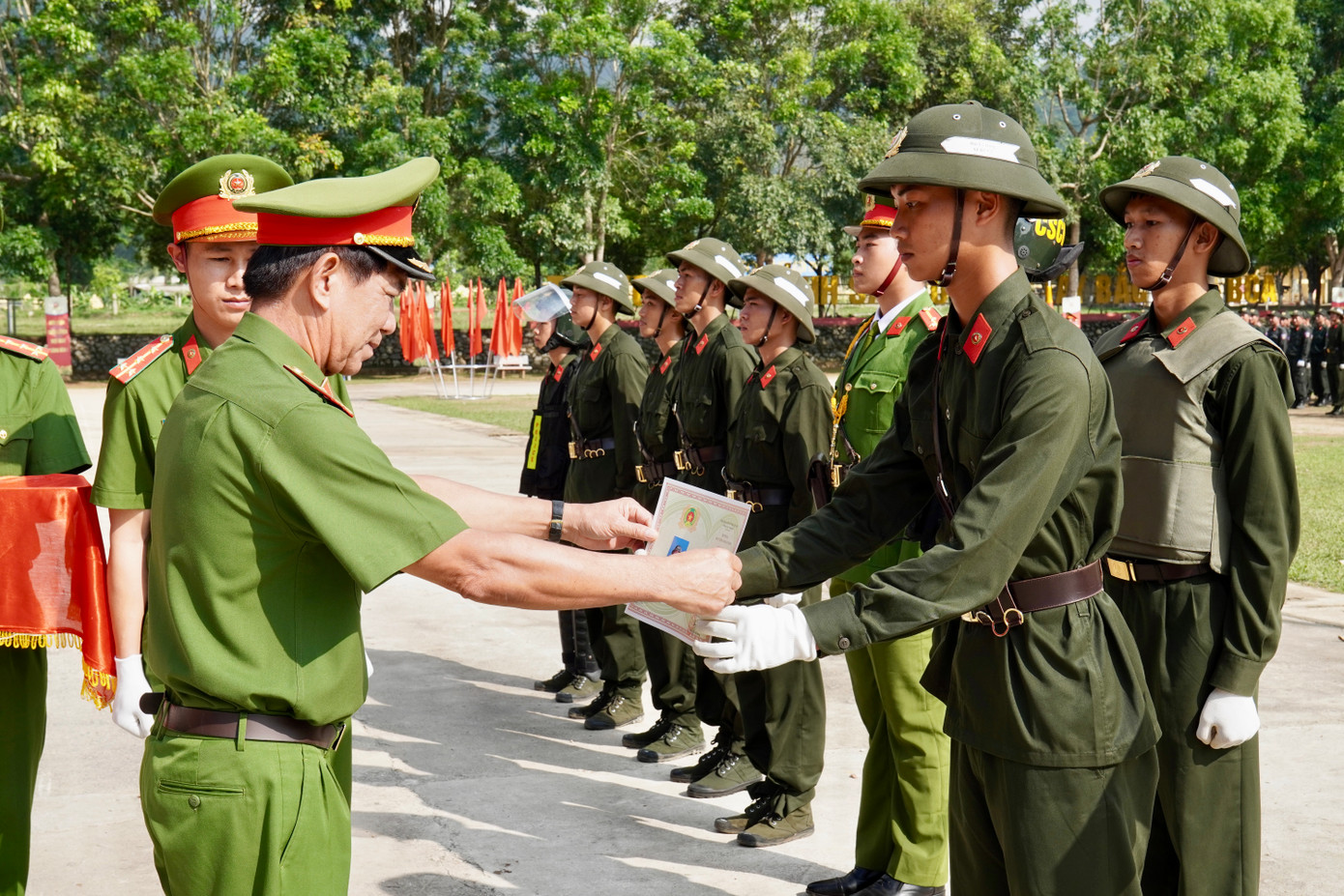 Thiếu tướng Nguyễn Văn Long – Phó Tư lệnh Bộ Tư lệnh CSCĐ trao Giấy khen và chứng chỉ hoàn thành khóa huấn luyện cho các chiến sĩ. Thiếu tướng Nguyễn Văn Long – Phó Tư lệnh Bộ Tư lệnh CSCĐ trao Giấy khen và chứng chỉ hoàn thành khóa huấn luyện cho các chiến sĩ.