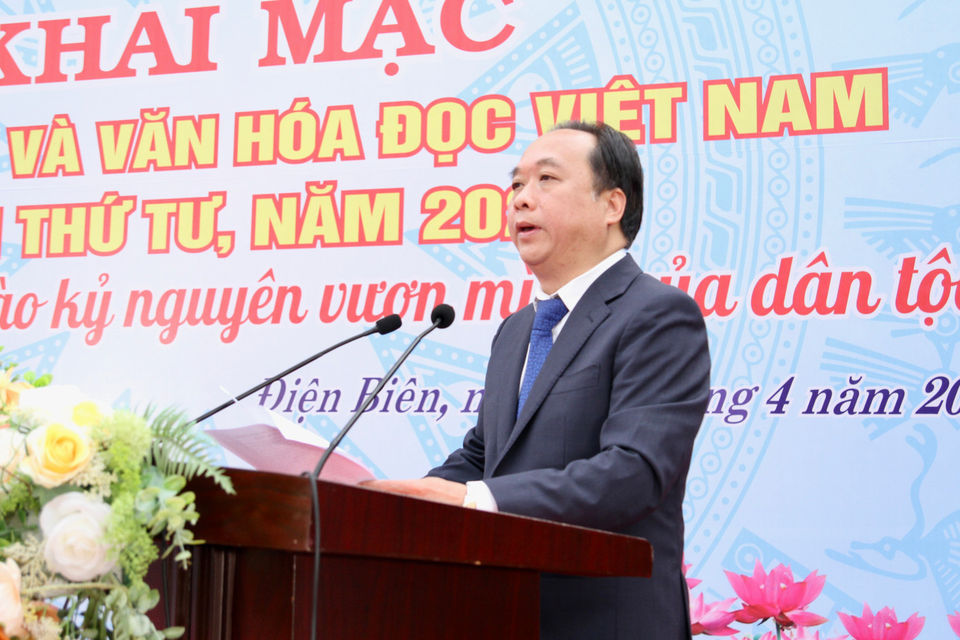 Ông Nguyễn Minh Phú - Giám đốc Sở Văn hoá, Thể thao và Du lịch tỉnh Điện Biên - phát biểu khai mạc ngày hội. Ông Nguyễn Minh Phú - Giám đốc Sở Văn hoá, Thể thao và Du lịch tỉnh Điện Biên - phát biểu khai mạc ngày hội.