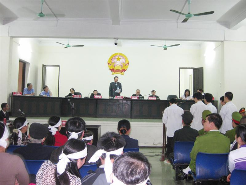 Quang cảnh phiên tòa sáng 2-4-2010. Ảnh: PV