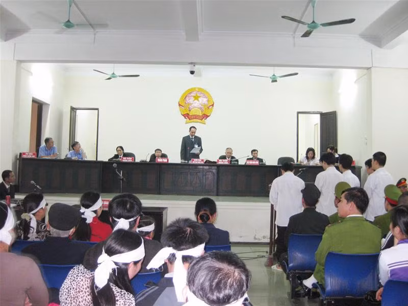 Quang cảnh phiên tòa sáng 2-4-2010. Ảnh: PV