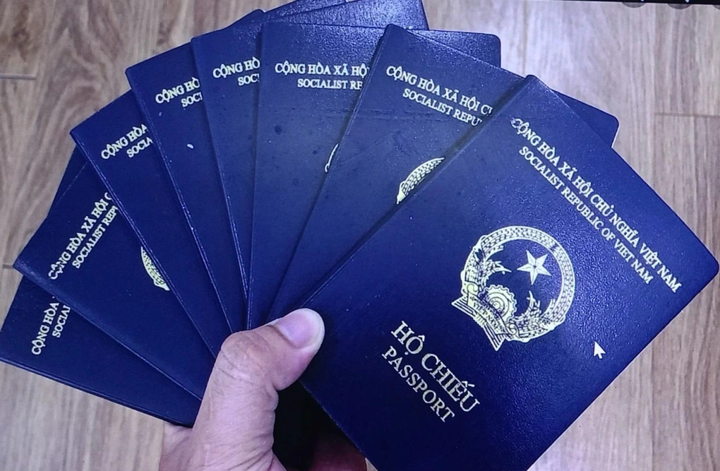 Các bài chia sẻ trên mạng xã hội ở Đà Nẵng về việc tìm 30 cuốn hộ chiếu của một bưu tá đánh rơi trong quá trình vận chuyển (Ảnh: Hoài Sơn).