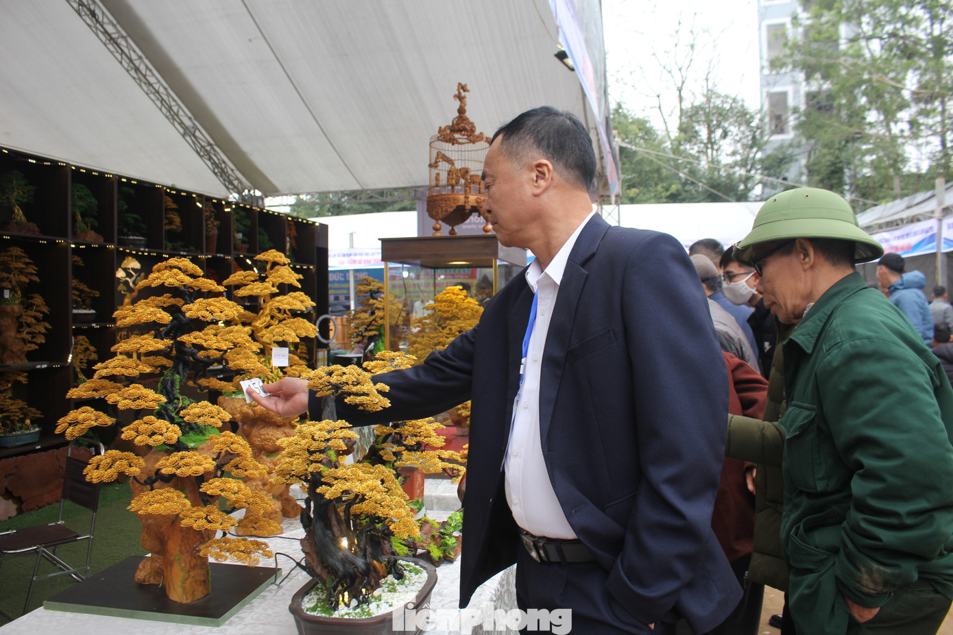 Ngoài ra, Hội chợ còn tạo cơ hội cho các doanh nghiệp, hợp tác xã sản xuất, kinh doanh, các nghệ nhân, hộ sản xuất kinh doanh làng nghề trong và ngoài Huyện được gặp gỡ, trao đổi, chia sẻ kinh nghiệm, giới thiệu các tác phẩm sinh vật cảnh, nông sản phẩm hàng hoá tiêu biểu, các thiết bị, công nghệ tiên tiến, hiện đại phục vụ hoạt động quản lý, sản xuất, kinh doanh, tạo cầu nối liên kết sản xuất, tiêu thụ sản phẩm hàng hoá, sản phẩm làng nghề… Ngoài ra, Hội chợ còn tạo cơ hội cho các doanh nghiệp, hợp tác xã sản xuất, kinh doanh, các nghệ nhân, hộ sản xuất kinh doanh làng nghề trong và ngoài Huyện được gặp gỡ, trao đổi, chia sẻ kinh nghiệm, giới thiệu các tác phẩm sinh vật cảnh, nông sản phẩm hàng hoá tiêu biểu, các thiết bị, công nghệ tiên tiến, hiện đại phục vụ hoạt động quản lý, sản xuất, kinh doanh, tạo cầu nối liên kết sản xuất, tiêu thụ sản phẩm hàng hoá, sản phẩm làng nghề…