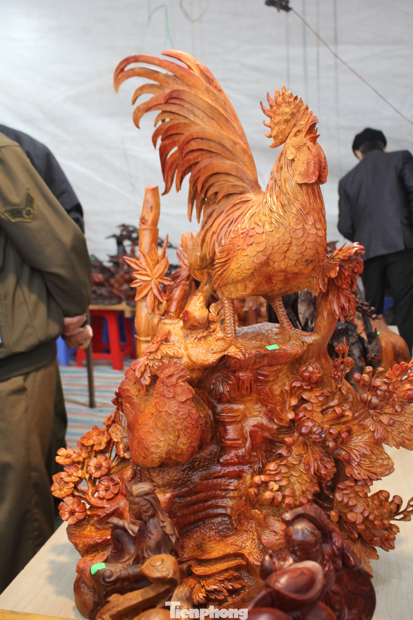 Tác phẩm gia đình gà bên tùng, trúc, cúc, mai bằng gỗ hương tại triển lãm thu hút sự quan tâm của nhiều du khách. Tác phẩm gia đình gà bên tùng, trúc, cúc, mai bằng gỗ hương tại triển lãm thu hút sự quan tâm của nhiều du khách.