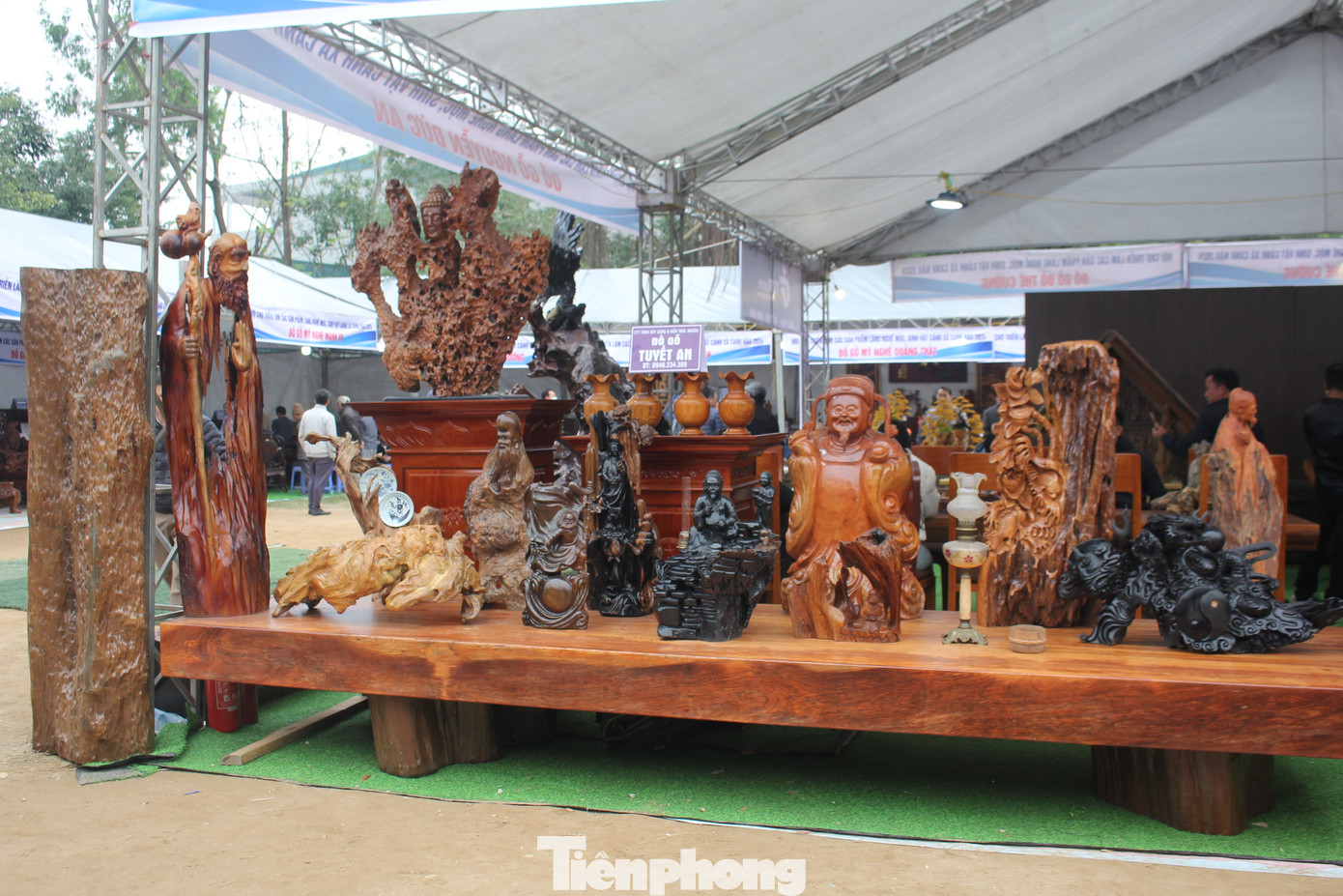 Có thể thấy, các sản phẩm đồ gỗ của làng nghề mộc Canh Nậu chủ yếu sử dụng gỗ tự nhiên như gụ, hương, sồi, tần bì, ngọc am, mun… Làm khuôn cửa cầu thang thường được sử dụng gỗ lim Lào, lim Nam Phi, gỗ gõ. Có thể thấy, các sản phẩm đồ gỗ của làng nghề mộc Canh Nậu chủ yếu sử dụng gỗ tự nhiên như gụ, hương, sồi, tần bì, ngọc am, mun… Làm khuôn cửa cầu thang thường được sử dụng gỗ lim Lào, lim Nam Phi, gỗ gõ.