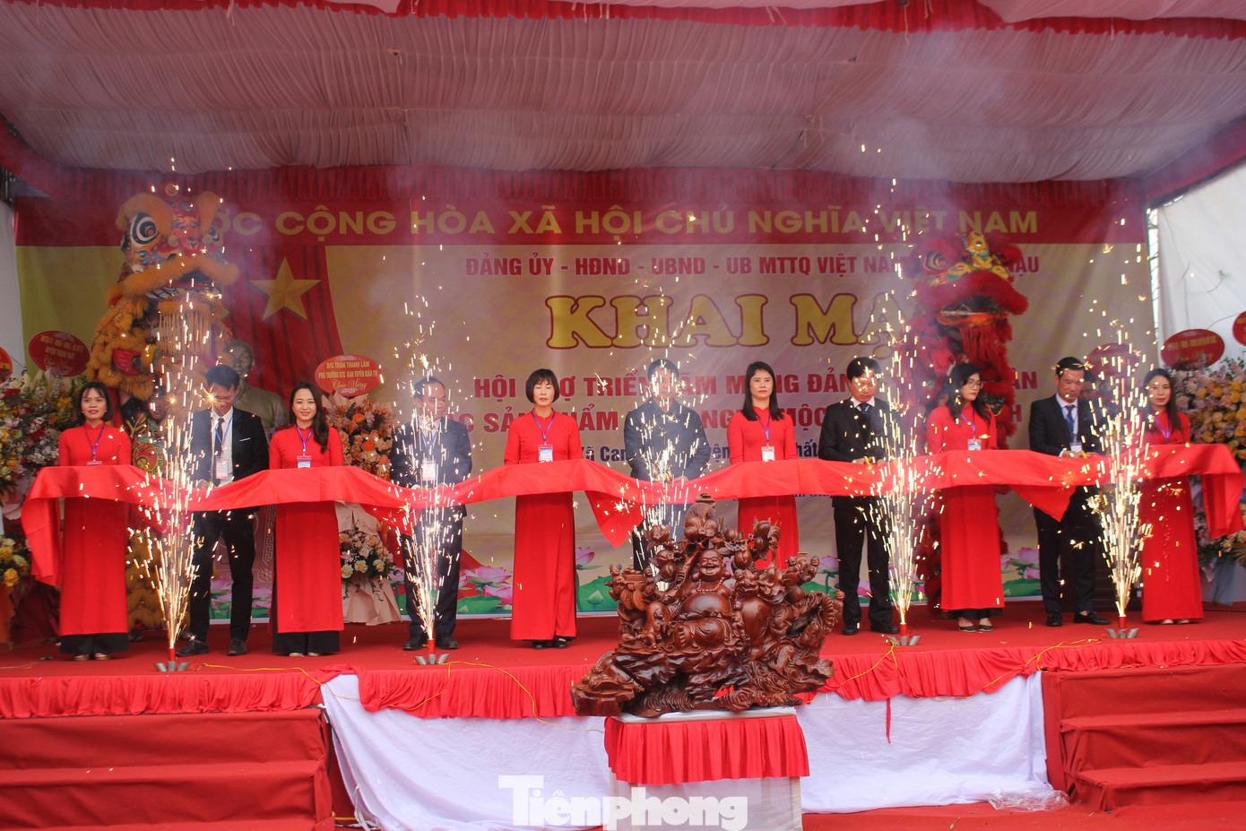 Phát biểu khai mạc, ông Đỗ Ngọc Quang, Chủ tịch UBND xã Canh Nậu bày tỏ, người Canh Nậu có truyền thống nghề mộc lâu đời, với bản tính hiền lành, thật thà, cần cù. Đến nay, sản phẩm của người Canh Nậu đã “nức tiếng” gần xa, có mặt ở khắp các tỉnh thành trong nước và xuất khẩu ra nước ngoài. Phát biểu khai mạc, ông Đỗ Ngọc Quang, Chủ tịch UBND xã Canh Nậu bày tỏ, người Canh Nậu có truyền thống nghề mộc lâu đời, với bản tính hiền lành, thật thà, cần cù. Đến nay, sản phẩm của người Canh Nậu đã “nức tiếng” gần xa, có mặt ở khắp các tỉnh thành trong nước và xuất khẩu ra nước ngoài.